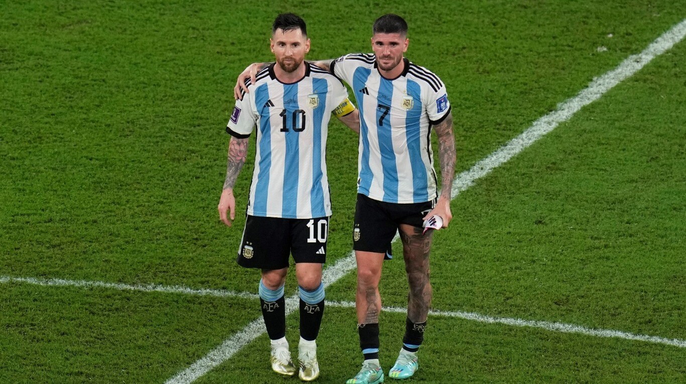 De Paul reveló algunas intimidades del grupo de whatsapp de la Selección argentina y contó el enojo de Messi. Foto (AP/Manu Fernandez)