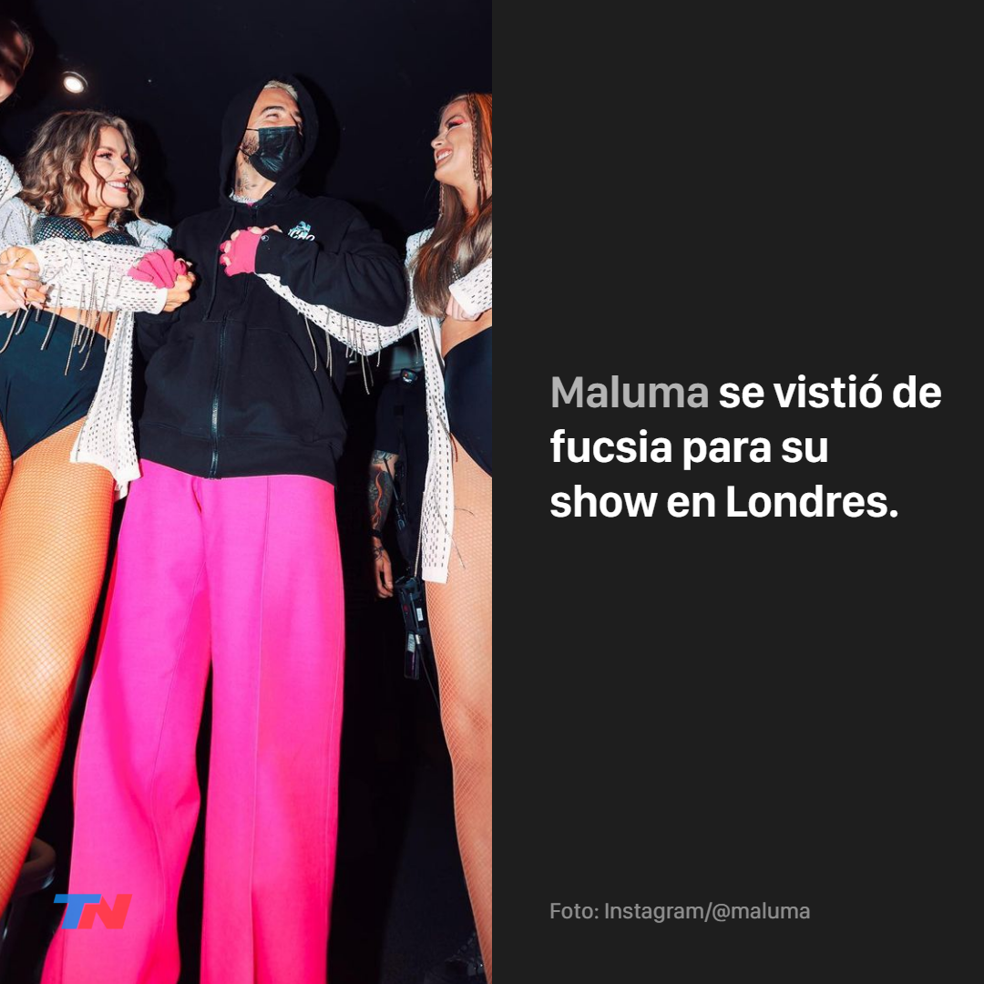 Maluma combinó una camiseta con un traje shocking para su nueva