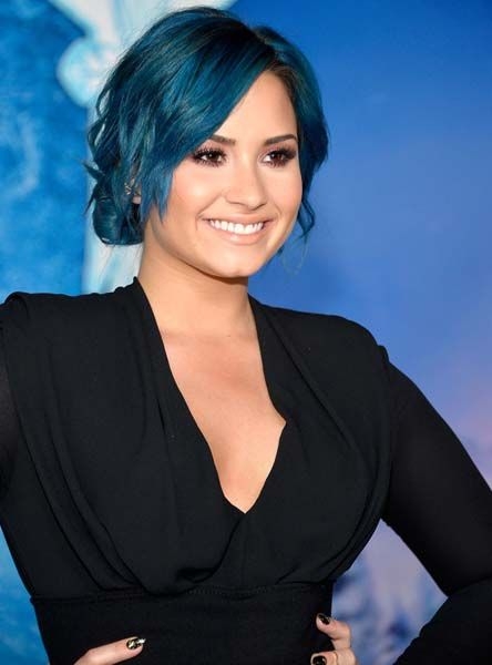 demi lovato pelo corto azul