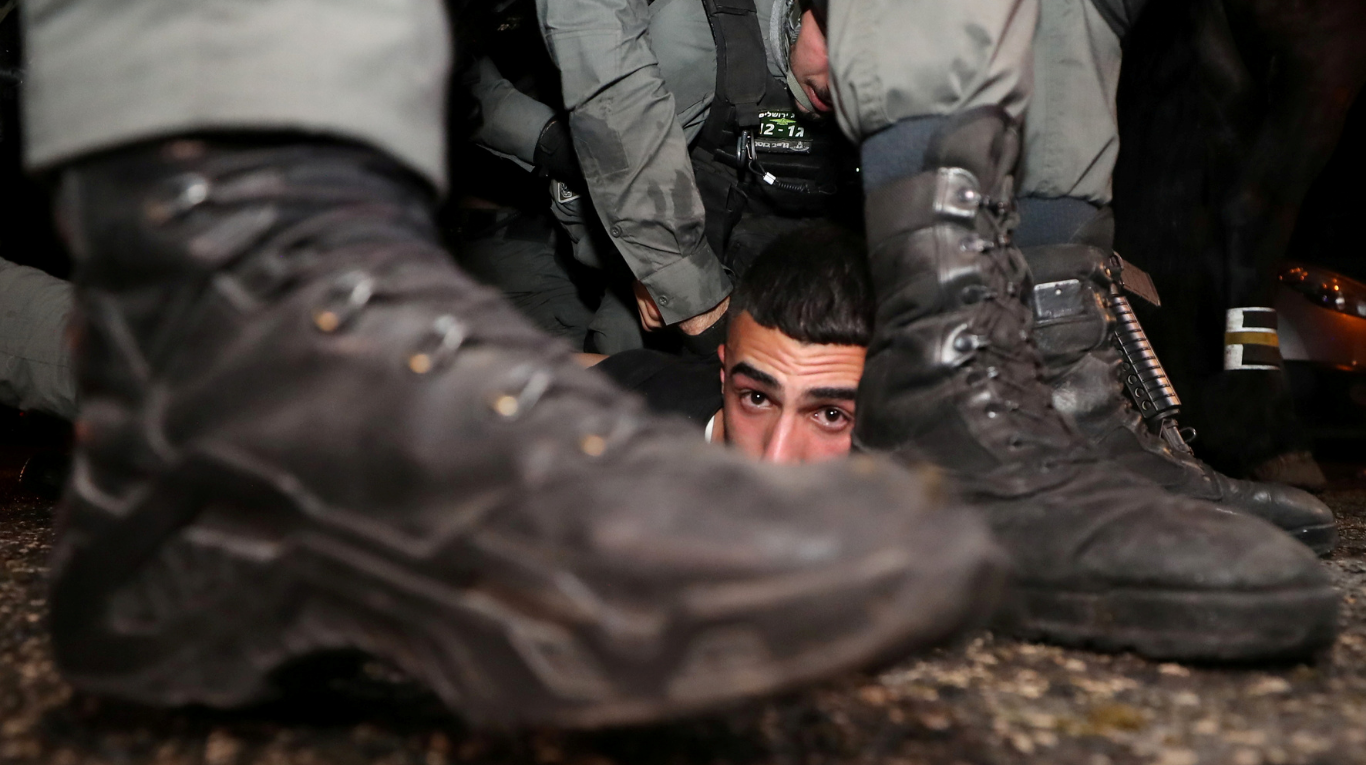 Momento de la detención de un manifestante palestino en medio de la protesta. Este hecho se presenta antes de una próxima audiencia judicial en una disputa de propiedad de la tierra entre israelíes y palestinos en el barrio de Sheikh Jarrah, Jerusalem. (Foto: Reuters)