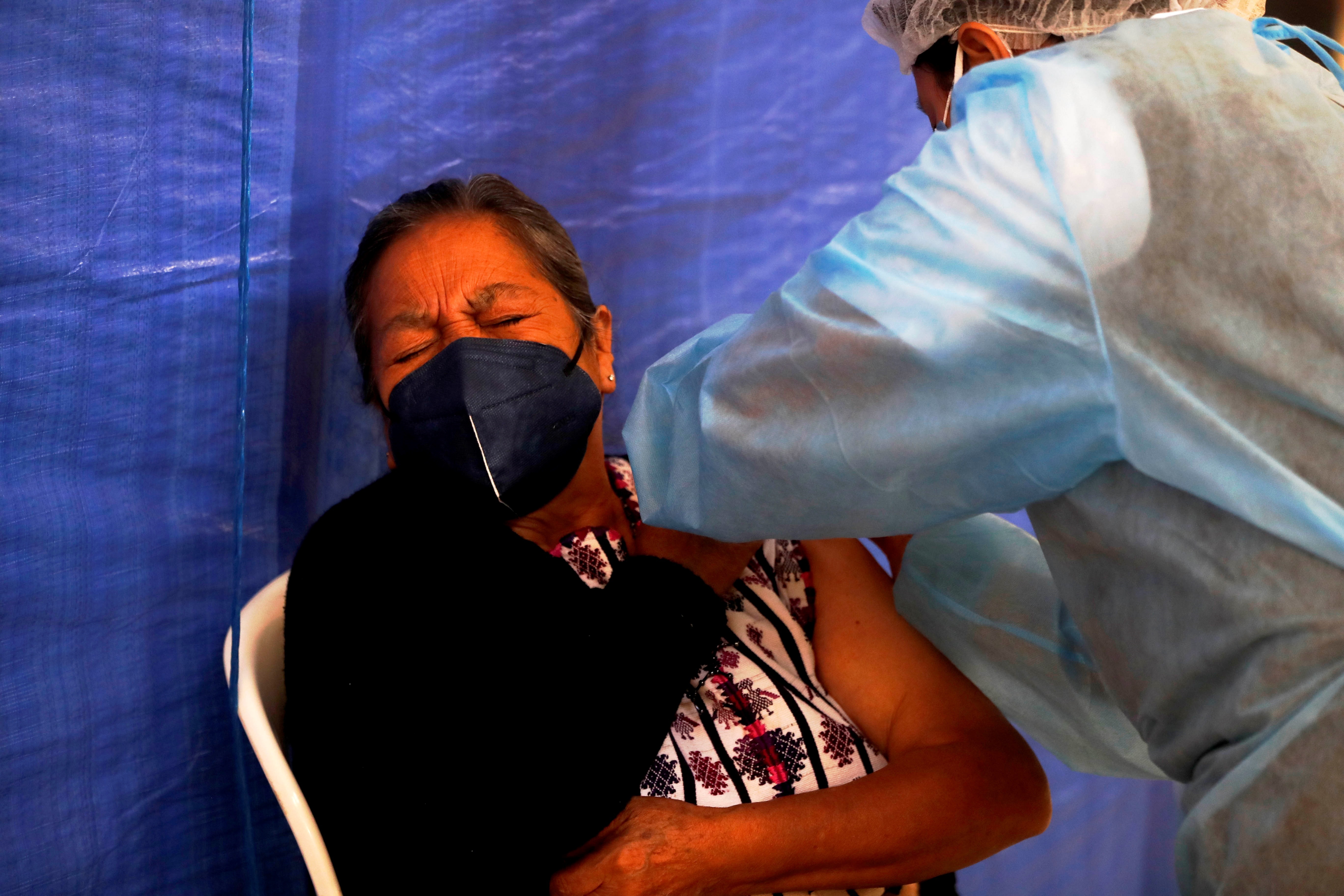 Ciudad de Guatemala, 26 sep (EFE).- Guatemala superó este domingo la barrera de las 10 millones de dosis de vacunas contra la covid-19 recibidas por adquisición o por donaciones con el ingreso a su principal aeropuerto de un cargamento de 500.000 dosis de vacunas Sputnik V, de su primer componente. 
El medio millón de vacunas recibidas forman parte del único contrato de compra de vacunas firmado de manera particular por el Gobierno de Guatemala, en este caso con el Fondo Ruso de Inversión Directa, que consta de 80 millones de dólares por 8 millones de dosis de vacunas.  
Originalmente, en abril pasado, el Ministerio de Salud Pública y Asistencia Social guatemalteco había adquirido el doble de dosis de vacunas Sputnik V en una transacción que implicó el pago por adelantado de la mitad del monto absoluto que rondaba los 160 millones de dólares.  
Pero atrasos en la entrega del fármaco y la presión social que exigía las vacunas contra la covid-19 obligaron al Ejecutivo guatemalteco a volver a negociar el contrato con Rusia, por lo que quedó establecido la mitad, tanto del producto como del cargo a desembolsar ya entregado en su totalidad en abril. 
Con la llegada del medio millón de dosis de vacunas elaboradas por el Instituto Gamaleya ruso, el país centroamericano alcanzó las 10.099.220 dosis de inmunizantes para combatir la pandemia del coronavirus.  
Además de la adquisición de vacunas procedentes de Rusia, Guatemala también compró 2,6 millones de dosis de vacunas mediante el Fondo de Acceso Global para Vacunas Covid-19 (Covax, en inglés) de la Organización Mundial de al Salud (OMS), de las que ha recibido 724.800 dosis de AstraZeneca y 533.520 dosis de Pfizer. 
El país centroamericano, sin embargo, ha recibido la mayoría de las más de 10,09 millones de dosis a través de donaciones (un 66 %) de Estados Unidos, España, México, Canadá, República Dominicana, India e Israel. 
Guatemala acumula desde marzo de 2020 un total de 549.560 casos positivos de covid-19, de los cuales 13.375 han fallecido y 30.965 aún continúan activos, según datos del Ministerio de Salud Pública y Asistencia Social.  
Con uno de los peores registros de vacunación del continente, en 6 meses de haber comenzado con este Guatemala apenas ha inmunizado a 4,36 millones de personas con la primera dosis de la vacuna anticovid-19 y solo 2,28 millones cuentan con el esquema completo, correspondiente a dos dosis.
