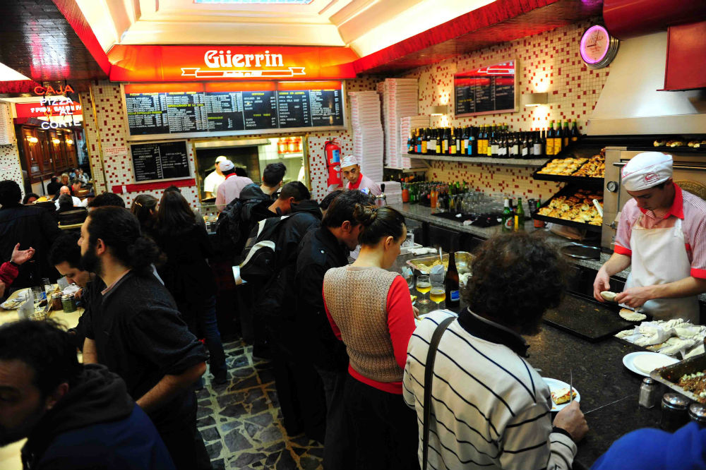 Pizza porteña: enterate cómo y cuándo llegó este plato clásico a Buenos Aires