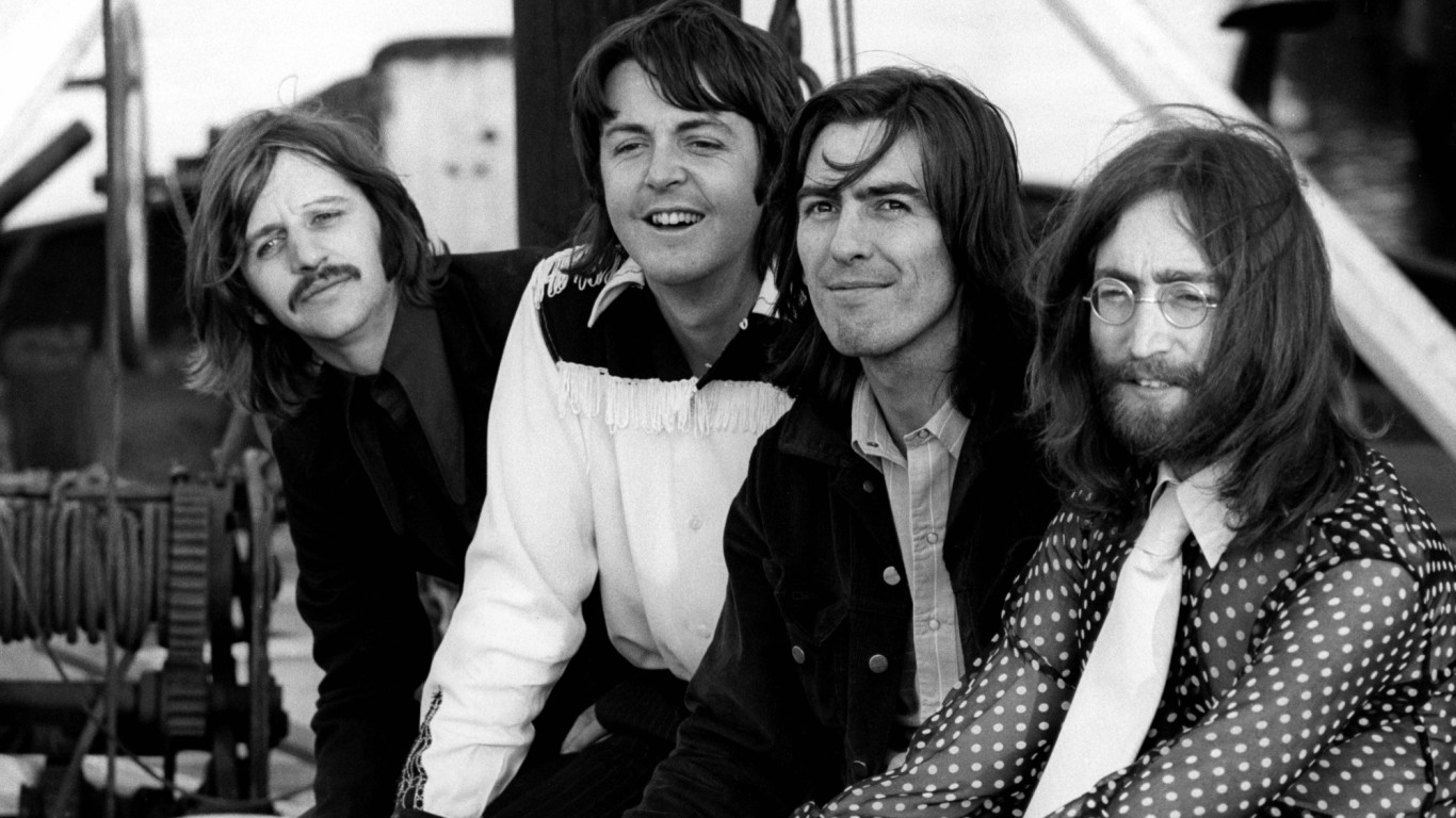 Ringo Starr, Paul McCartney, George Harrison y John Lennon posando en los estudios Twickenham.