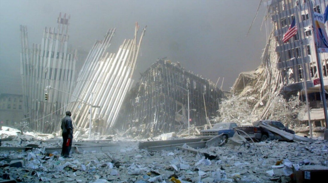 Un hombre grita desde los escombros, preguntando si alguien necesita ayuda, tras el derrumbe de la primera torre del World Trade Center en Nueva York el 11 de septiembre de 2001 (Foto: Doug Kanter/AFP).