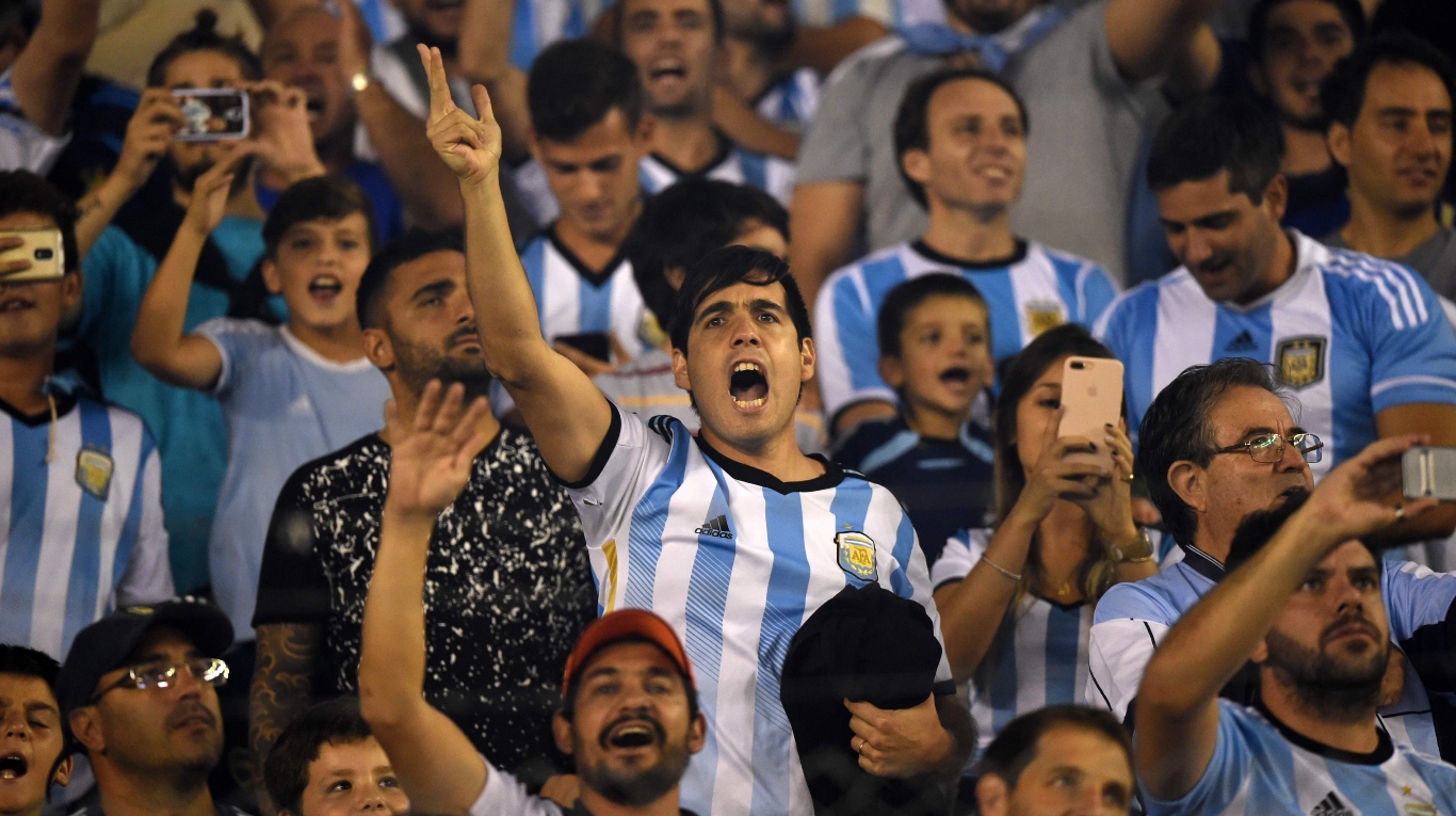 Hinchas de la Selección argentina (AFP PHOTO / EITAN ABRAMOVICH).