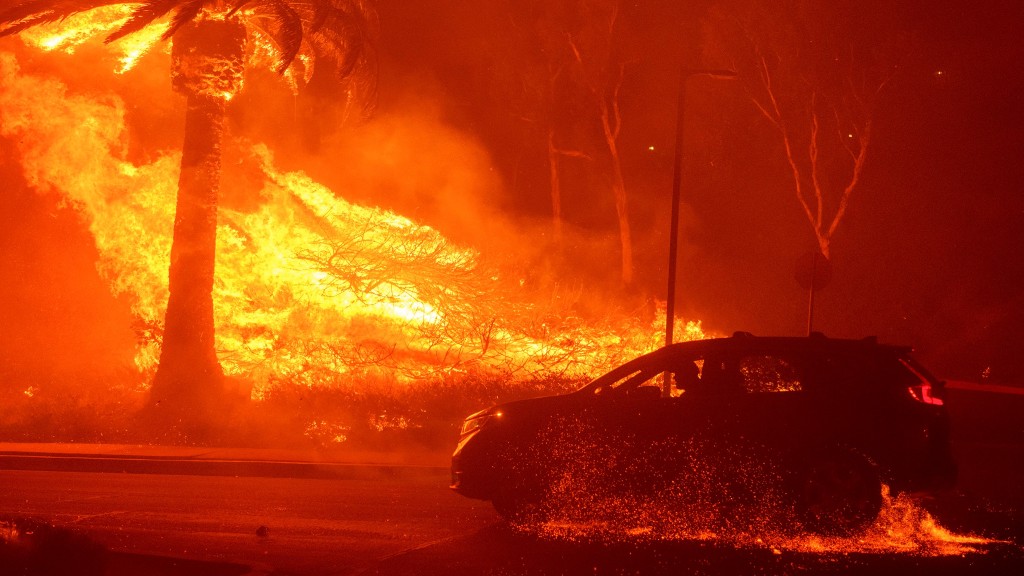 California: un incendio fuera de control amenaza a 18.000 residentes del  exclusivo balneario de Malibú | TN