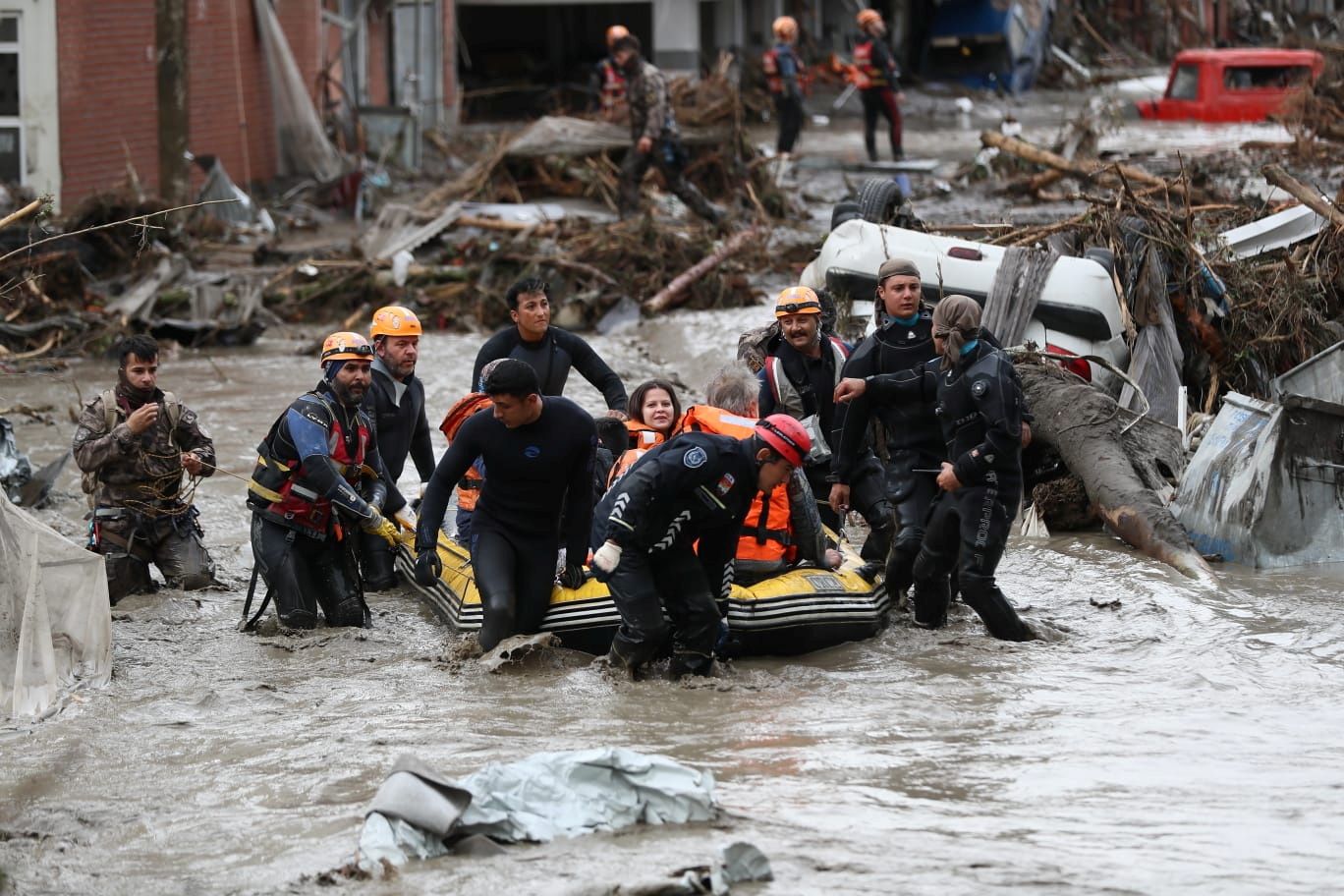 Evacuan a los lugareños durante las inundaciones en Turquía (Foto: Reuters).