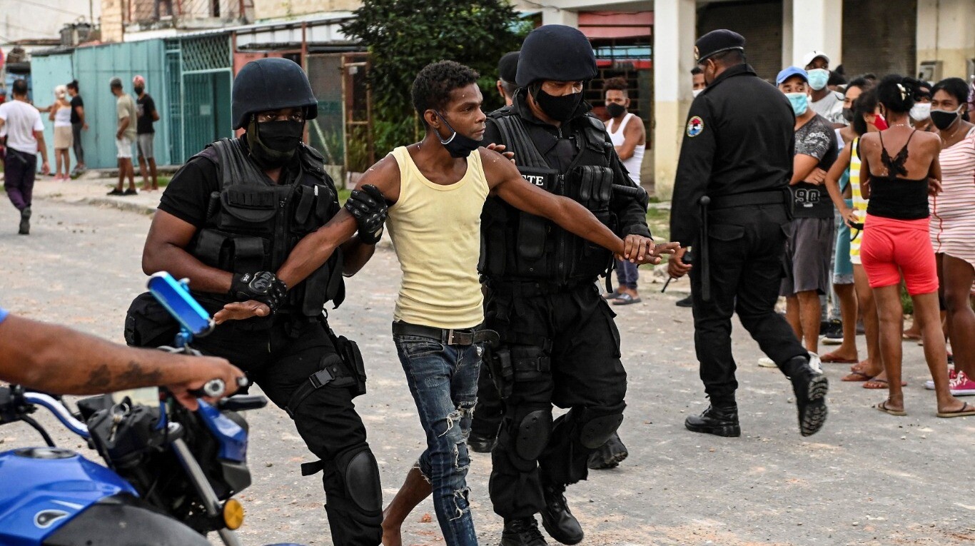 Policías detienen a un hombre en la localidad de Arroyo Naranjo, en medio de las protestas en Cuba. (Foto: AFP/Yamil Lage).