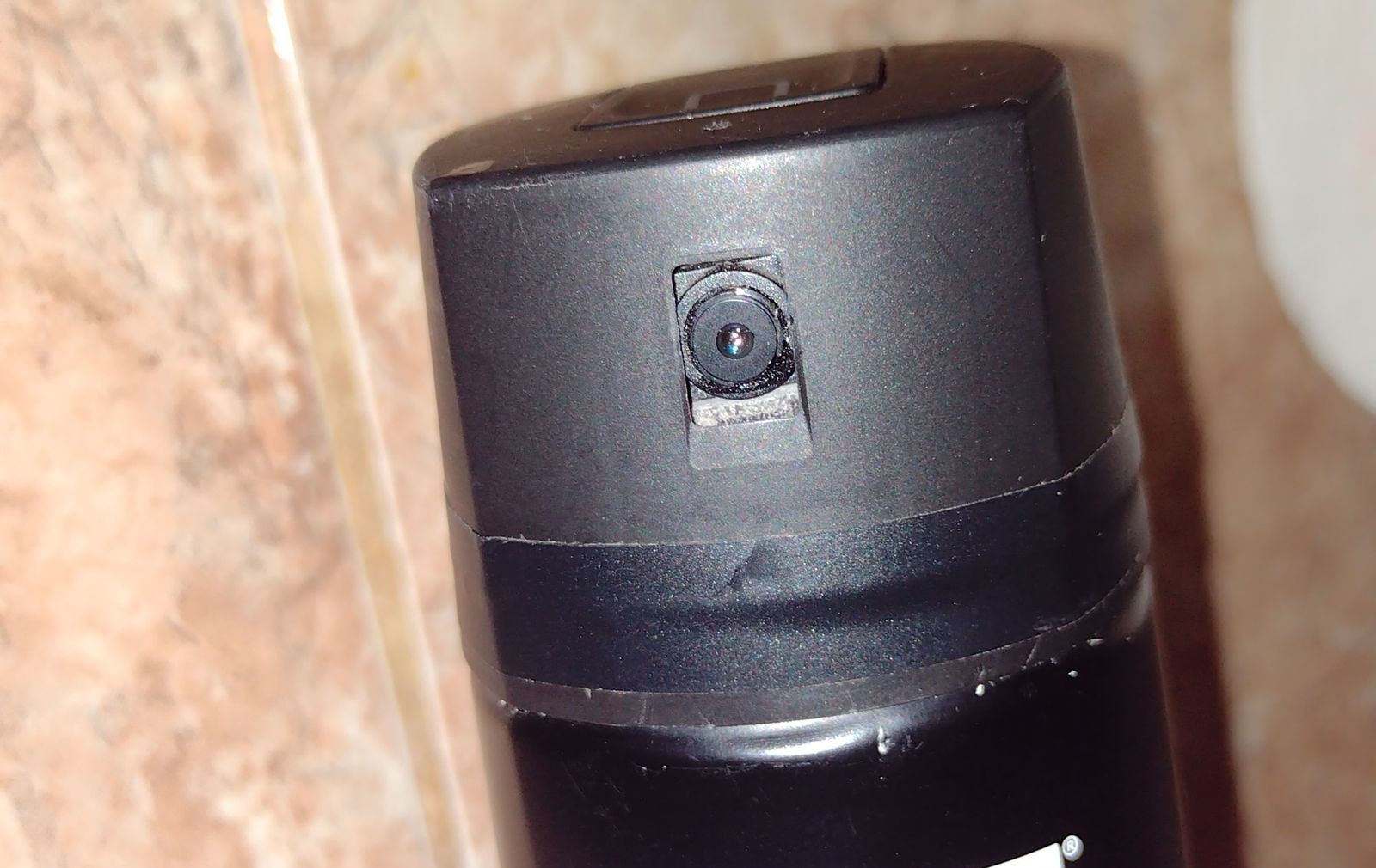 Una mujer creyó comprar un aromatizador, pero en realidad era una cámara  que la espiaba en el baño