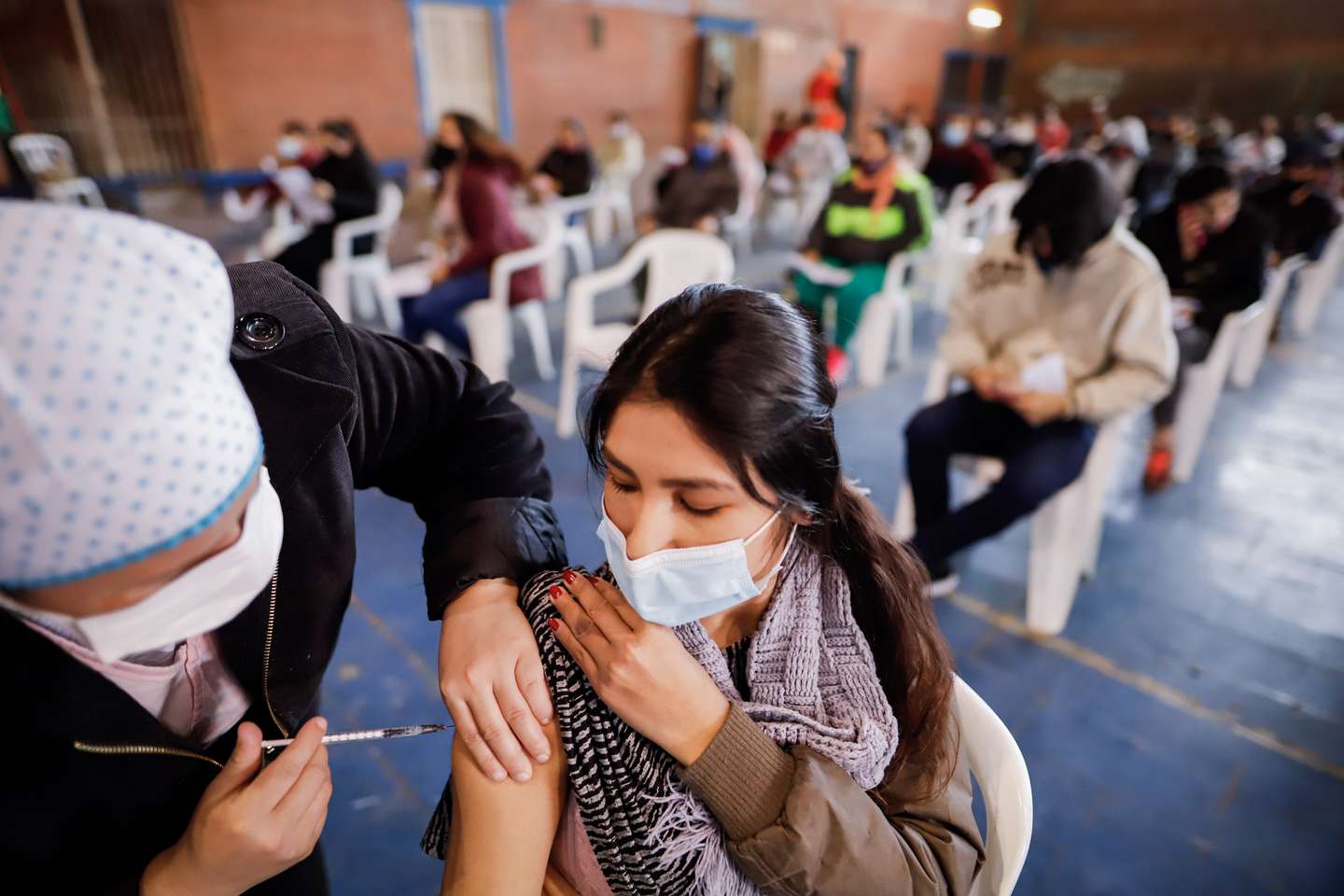 Una adolescente recibe una vacuna contra el coronavirus. (EFE/ Nathalia Aguilar)