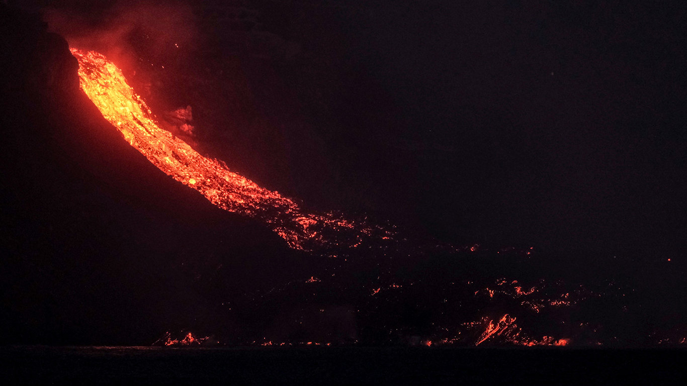 La lava sigue cayendo al mar y la nube tóxica está circunscripta a una zona cuya población ya ha sido evacuada (Foto: EFE)