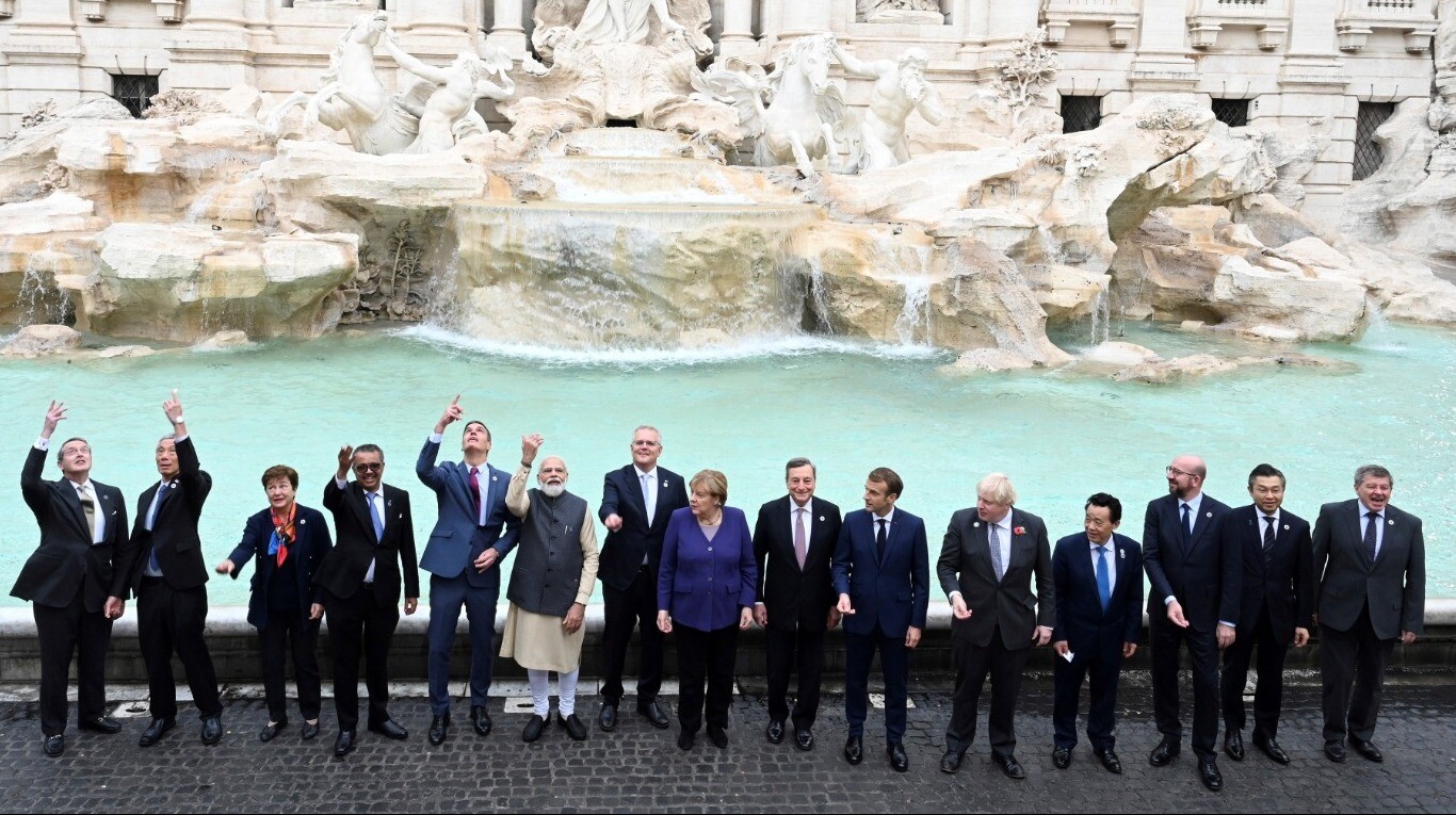 La mayoría de los líderes participantes en la Cumbre del G20 arrojan una moneda en la Fontana di Trevi (Foto: EFE - Borja Puig De La Bellacasa).