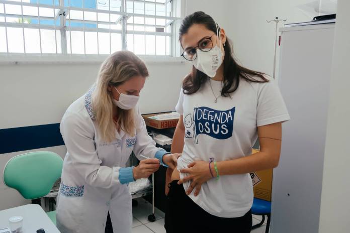 Un municipio de Brasil optó por aplicar la vacuna en las nalgas porque la región es menos dolorosa. Foto: @lauradcrg