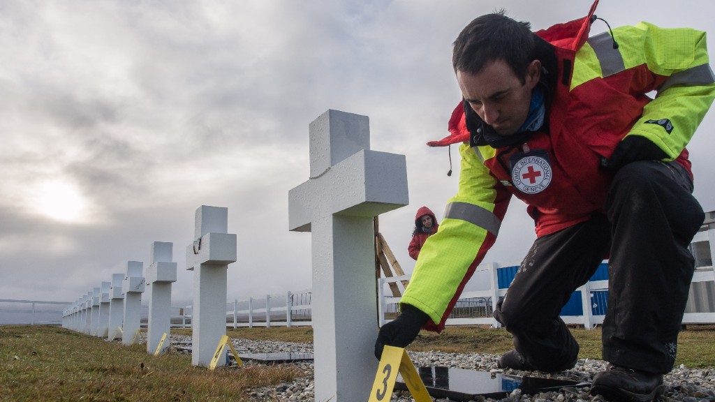 Un equipo coordinado por la Cruz Roja realiza las exhumaciones para determinar la identidad de los caídos en una tumba mal nombrada en el cementerio de Darwin, en las Islas Malvinas. (Foto: Télam)