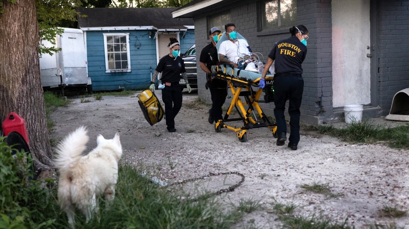 Paramédicos trasladan a un paciente con síntomas de Covid-19 en Houston, Texas. (Foto: AFP/John Moore).