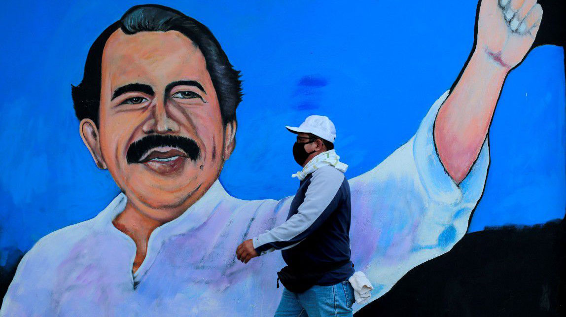 Un hombre pasa por un mural de Daniel Ortega en Managua (Foto: Reuters)
