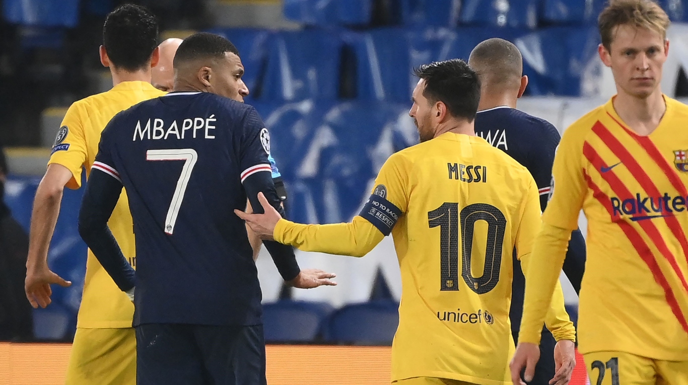 El delantero argentino del Barcelona Lionel Messi (R) habla con el delantero francés del Paris Saint-Germain, Kylian Mbappé, durante los octavos de final de la Liga de Campeones de la UEFA el segundo partido de fútbol entre el Paris Saint-Germain (PSG) y el FC Barcelona en el estadio Parc des Princes de París. el 10 de marzo de 2021 (Foto de FRANCK FIFE / AFP)