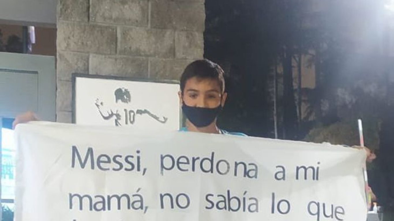 “Messi, perdoná a mi mamá”: el curioso pedido de un nene en el predio de Ezeiza. (Foto Gastón Edul)
