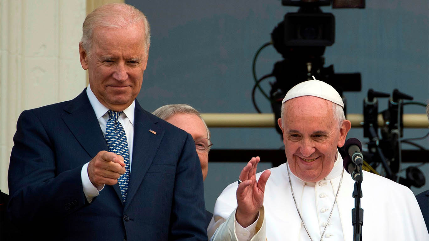 Joe Biden junto al Papa Francisco en el Capitolio de Estados Unidos en 2015 (Foto: AFP/ CABALLERO-REYNOLDS).