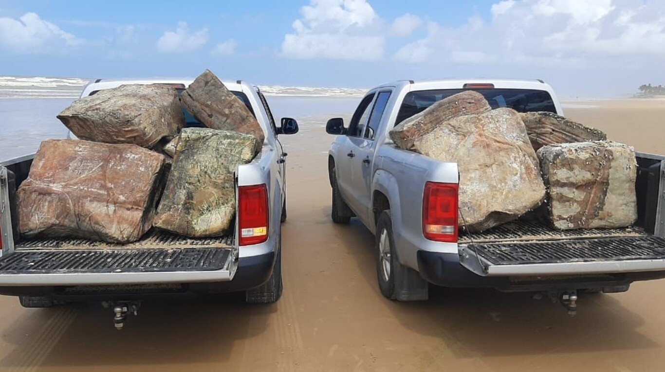 Las "cajas misteriosas", varadas en la costa de Brasil (Foto: DPA).