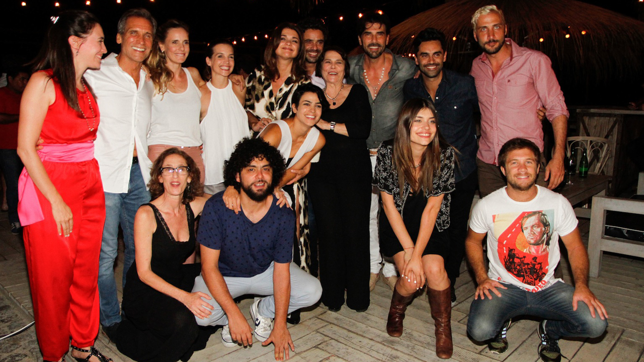 Las fotos del evento íntimo del elenco de "Los ricos no piden permiso": así vieron el primer capítulo de la ficción