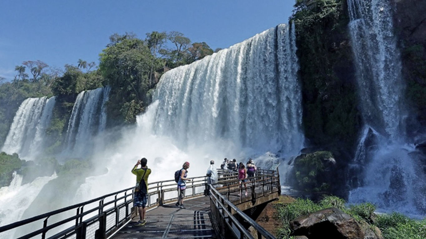 La Ciudad de Iguazú, que alberga a las Cataratas, es una de las más demandadas por los turistas locales. (Foto: Télam).