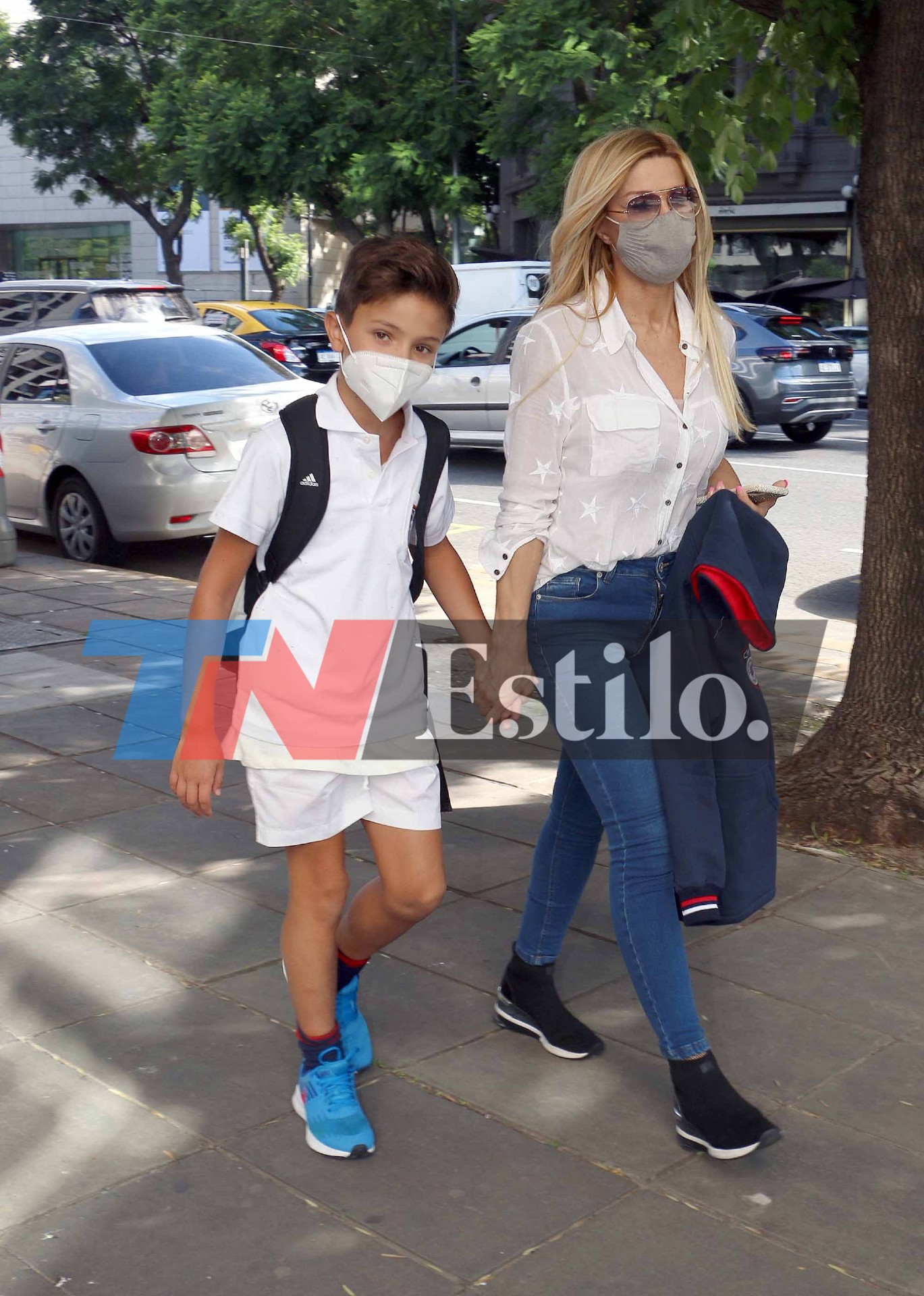 Panam llevó a su hijo al colegio con un look simple y descontracturado | TN