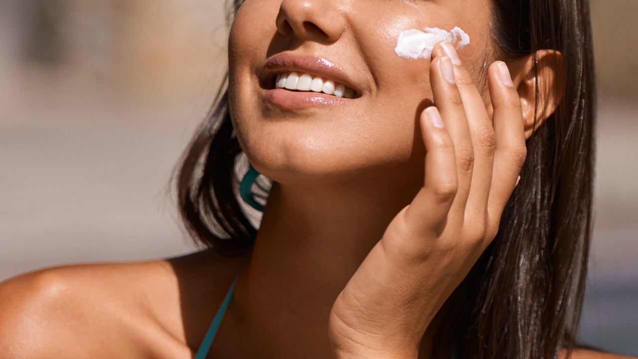Los dermatólogos recomiendan usar protector solar durante todo el año (Foto: Shutterstock).