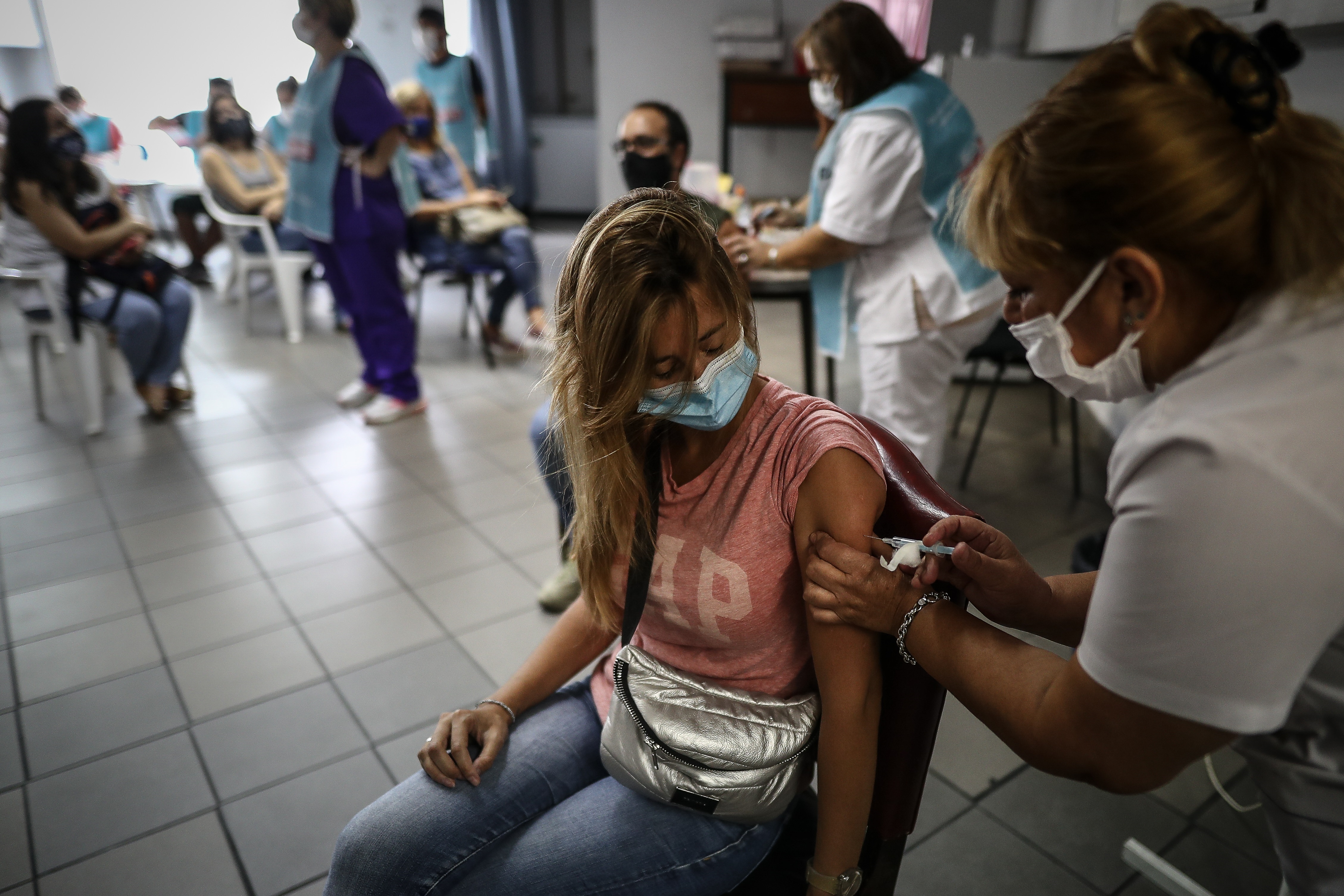 Buenos Aires, 27 may (EFE).- Argentina reportó este jueves un nuevo récord de 41.080 nuevos casos del coronavirus SARS-CoV-2, con lo que el número total de positivos ascendió a 3.663.215, mientras que los fallecimientos se elevaron a 76.135, tras ser notificadas 551 muertes en las últimas 24 horas.