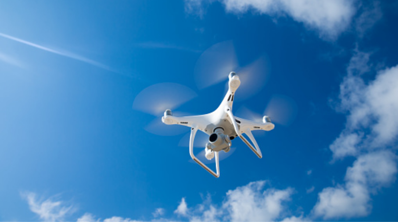 Los drones aplicarían la llamada técnica “siembra de nubes”, en la que tanto aviones como cohetes que vuelan a baja altura, arrojan o disparan partículas sólidas, ya sea sal o yoduro de plata, directamente a las nubes. (Foto: Pixabay)