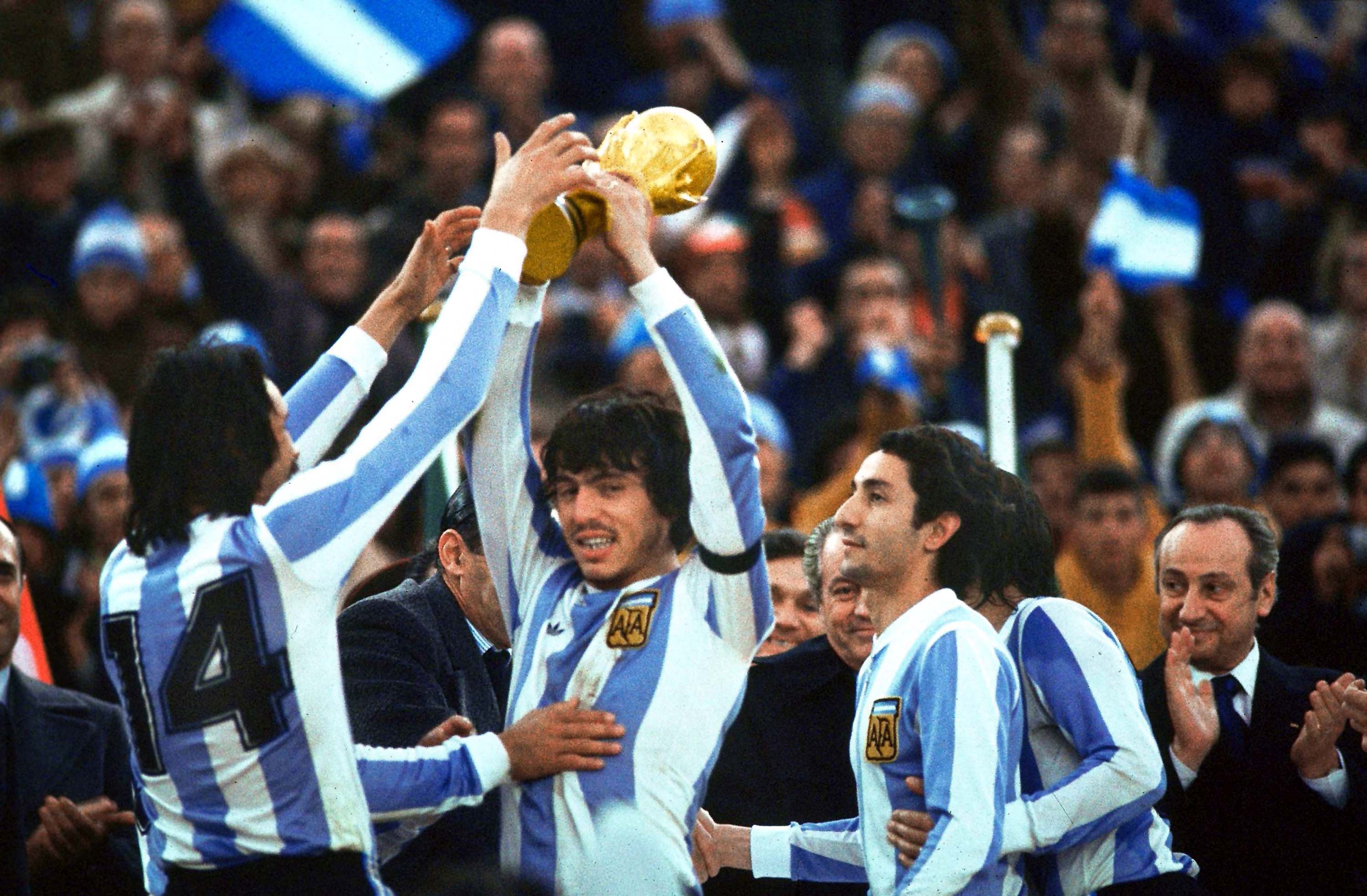 A 44 años de Argentina campeón mundial de 1978: la historia de la icónica  foto del festejo | TN