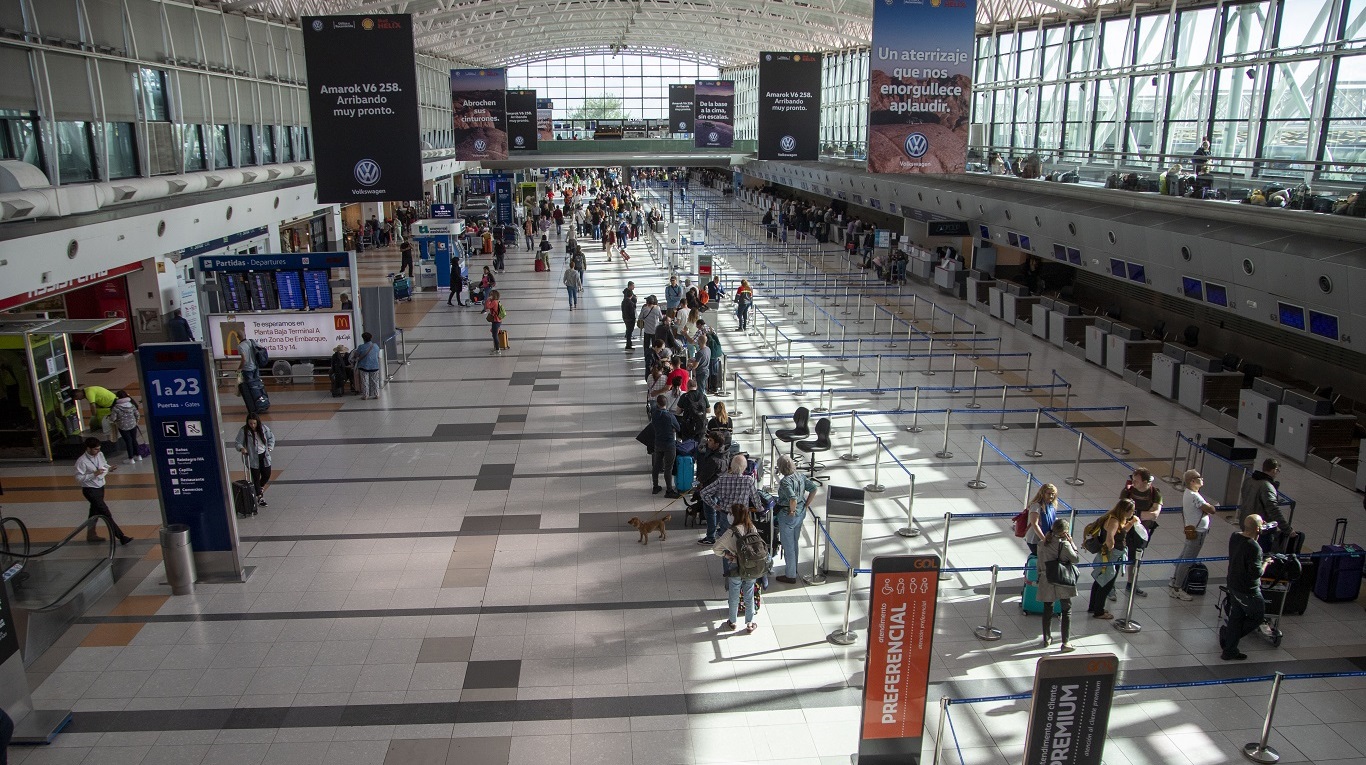 zzzznacg2 NOTICIAS ARGENTINAS BAIRES MARZO 16 Ciudadanos argentinos y residentes en el país arriban al aeropuerto internacional de Ezeiza mientras que los extranjeros se embarcan rumbo a sus países en el ultimo día de funcionamiento habitual del aeropuerto FOTO NA DANIEL VIDES zzzz