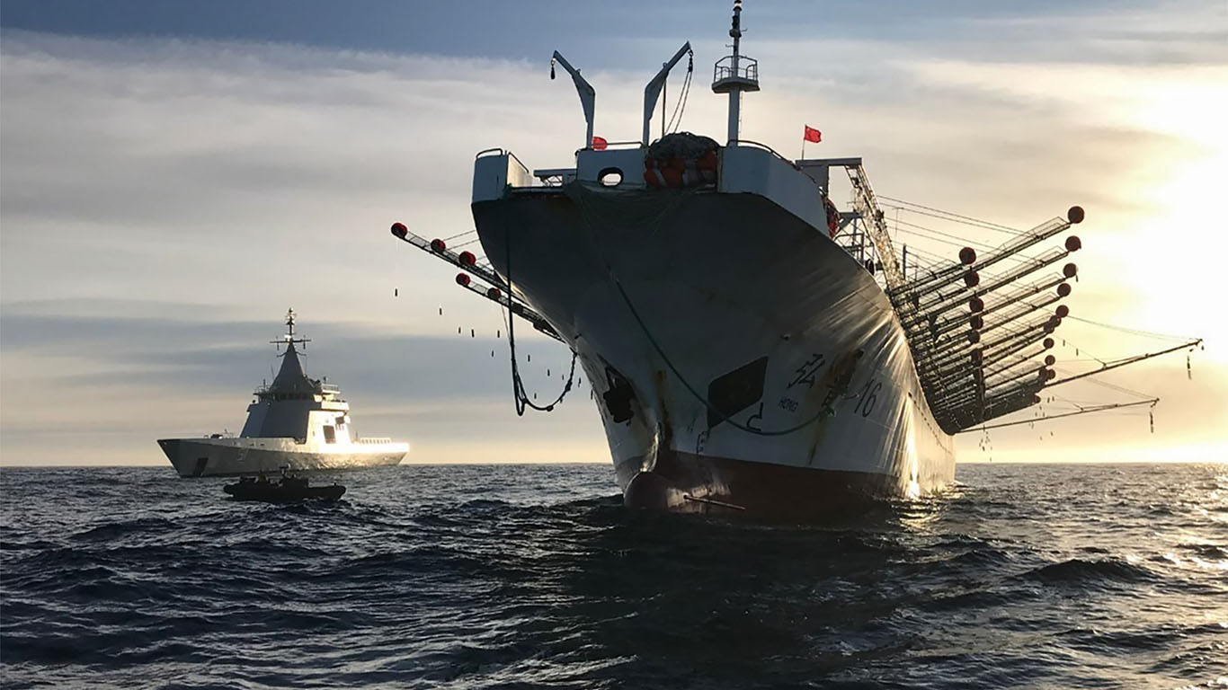 Un barcos pesquero chino es escoltado por un buque argentino (Foto: AFP)