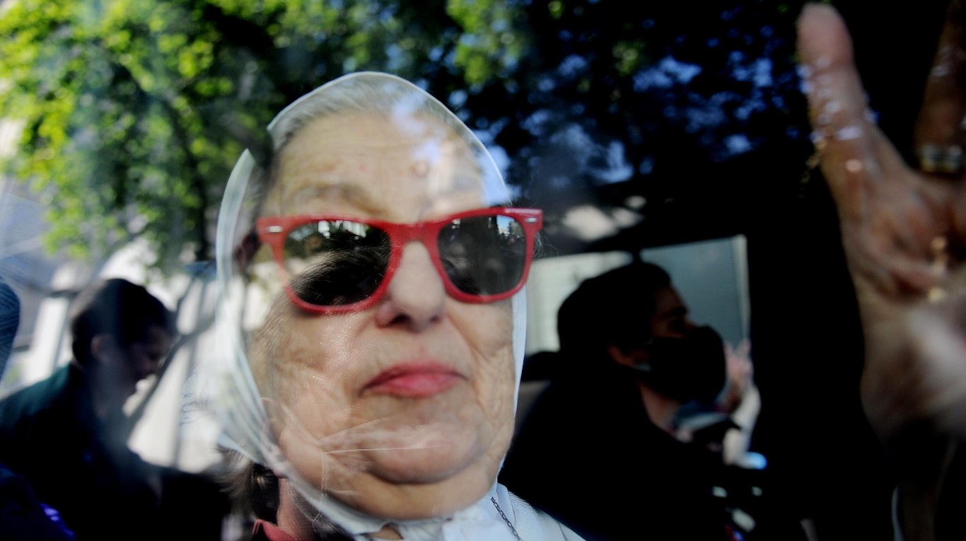 Hebe de Bonafini al llegar a Plaza de Mayo para hablar en el acto por el Día de la Lealtad (Foto: Osvaldo Fanton/Télam)