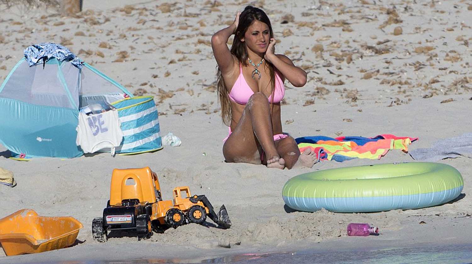 Tomando sol en Ibiza: furor por Antonella en bikini rosa | TN