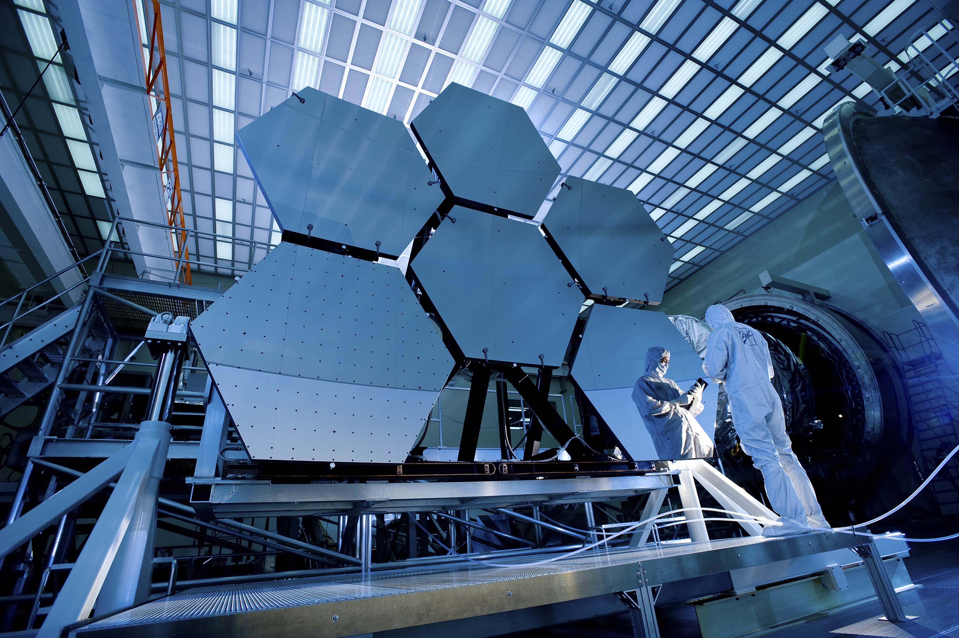 Uno de los espejos que conforman el Telescopio Espacial James Webb en la instalación criogénica y de rayos X del Centro Marshall de Vuelos Espaciales en Huntsville, Alabama. (Foto: MSPC/NASA/The New York Times)