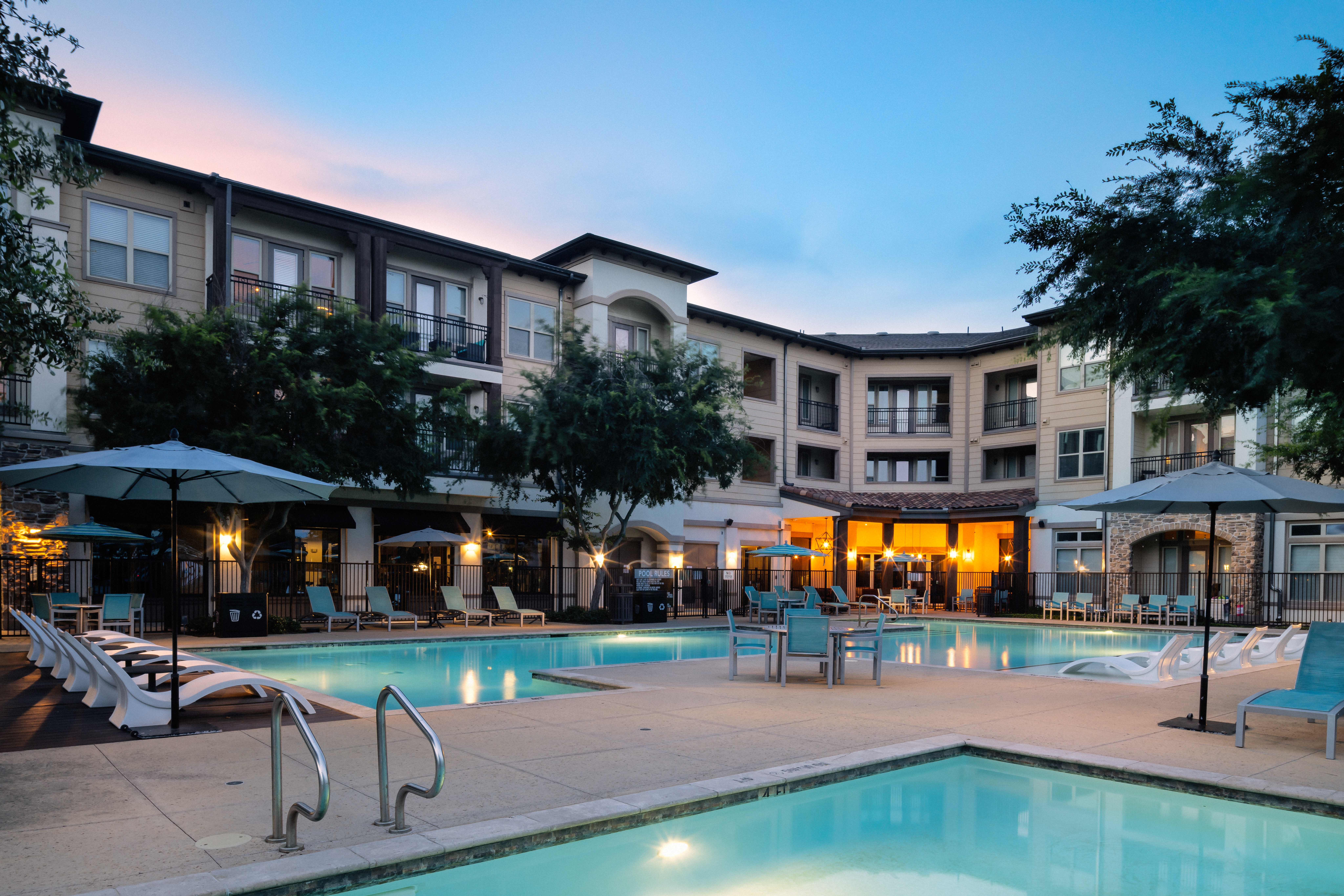 Pool at Avalon Lakeside (3 of 4)