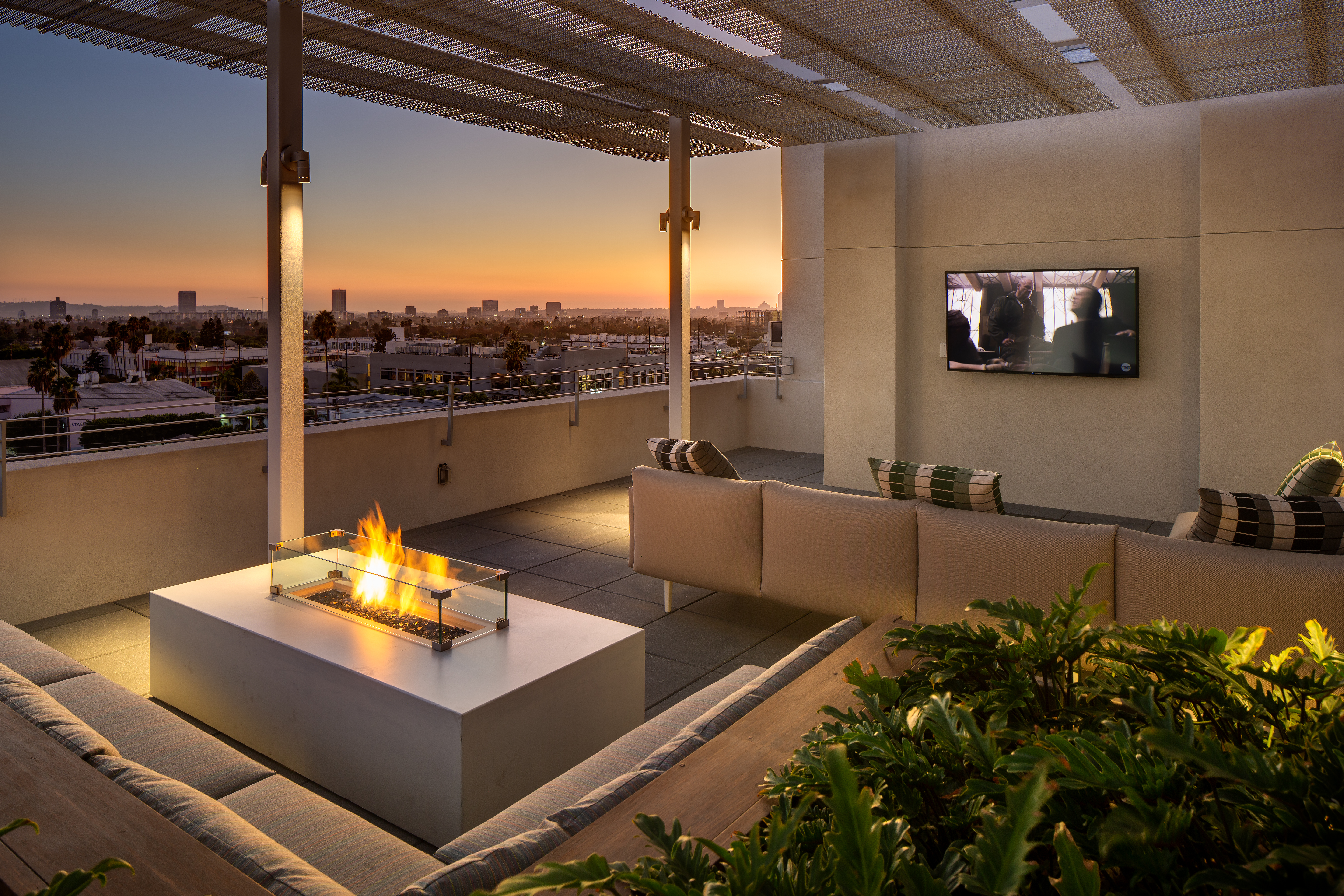Roof deck at Ava Hollywood At La Pietra Place (4 of 8)