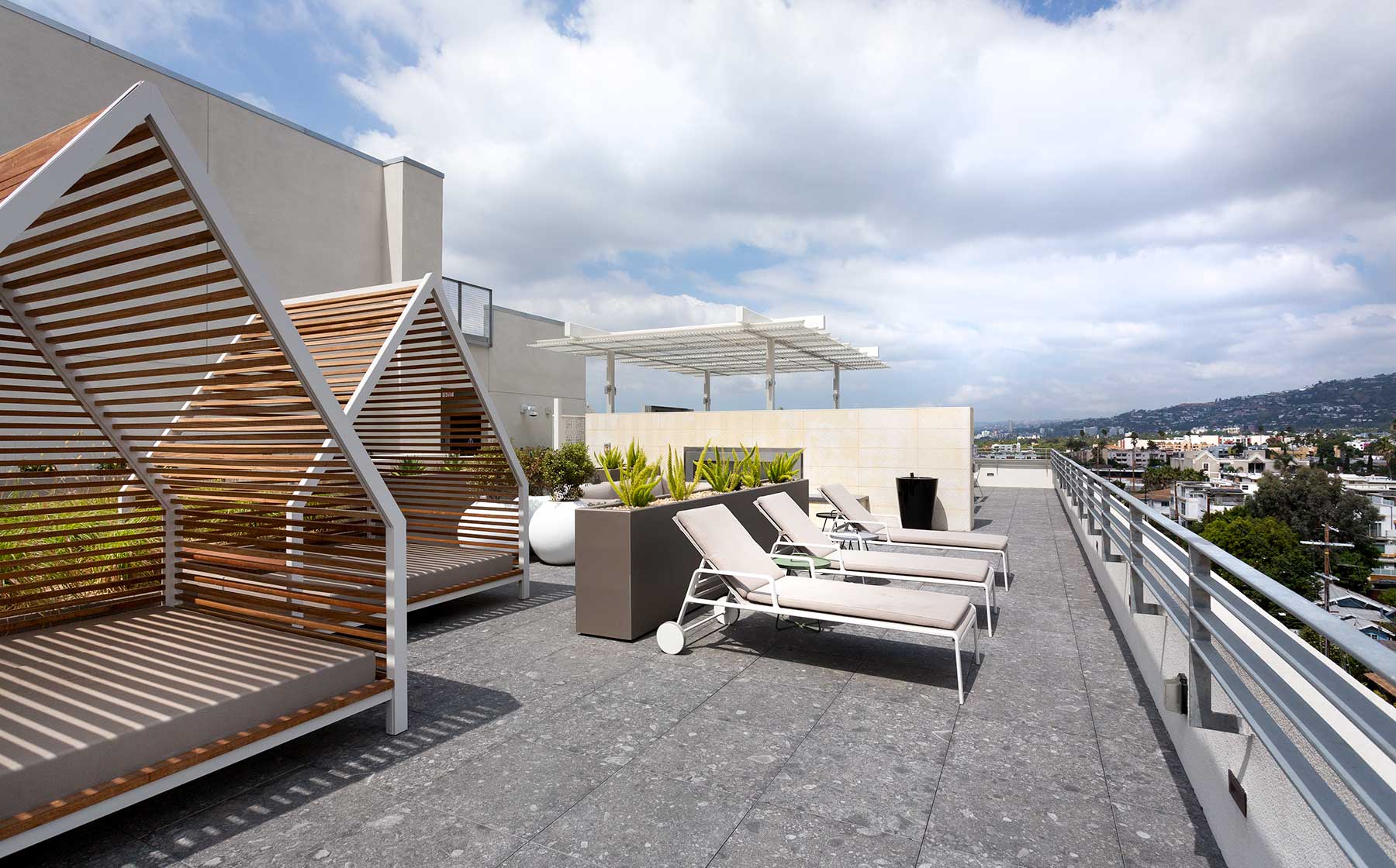 Roof deck at Ava Hollywood At La Pietra Place (6 of 8)