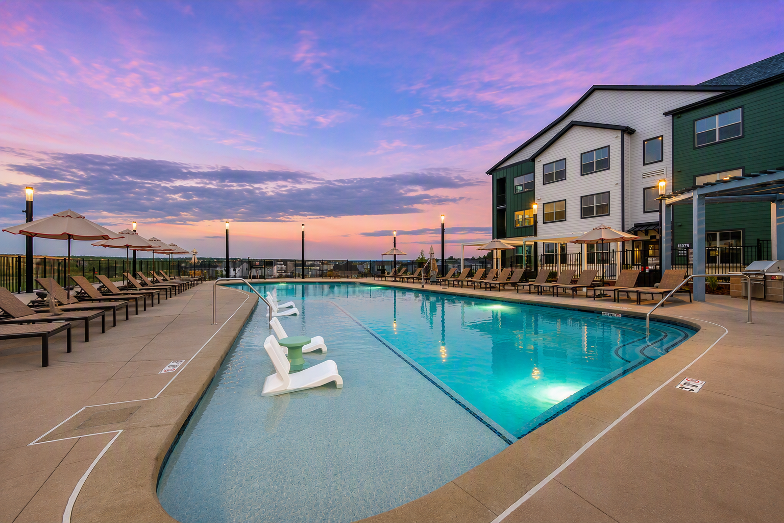 Pool at Avalon (3 of 5)