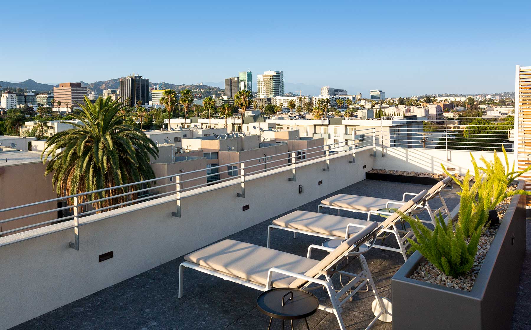 Roof deck at Ava Hollywood At La Pietra Place (5 of 8)