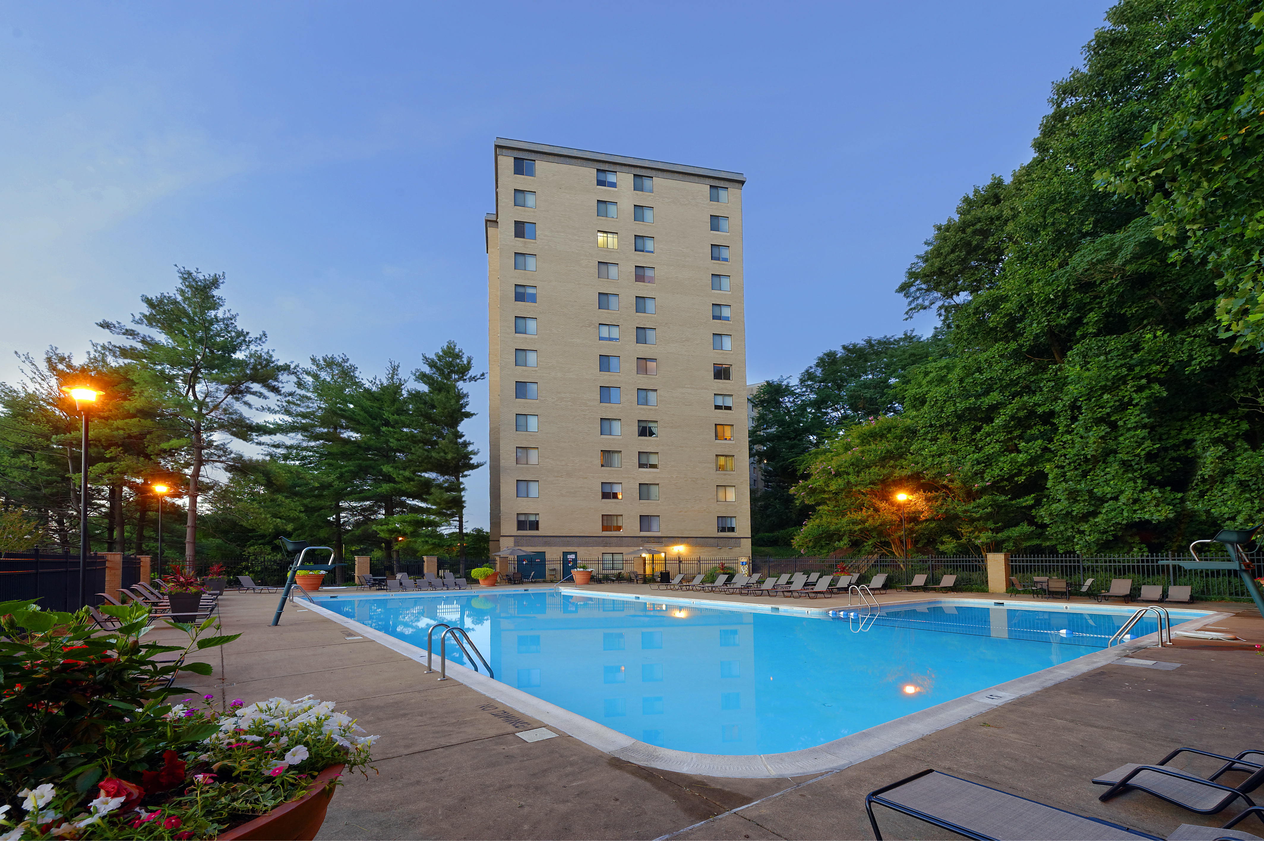Pool at Eaves Fairfax Towers (2 of 2)