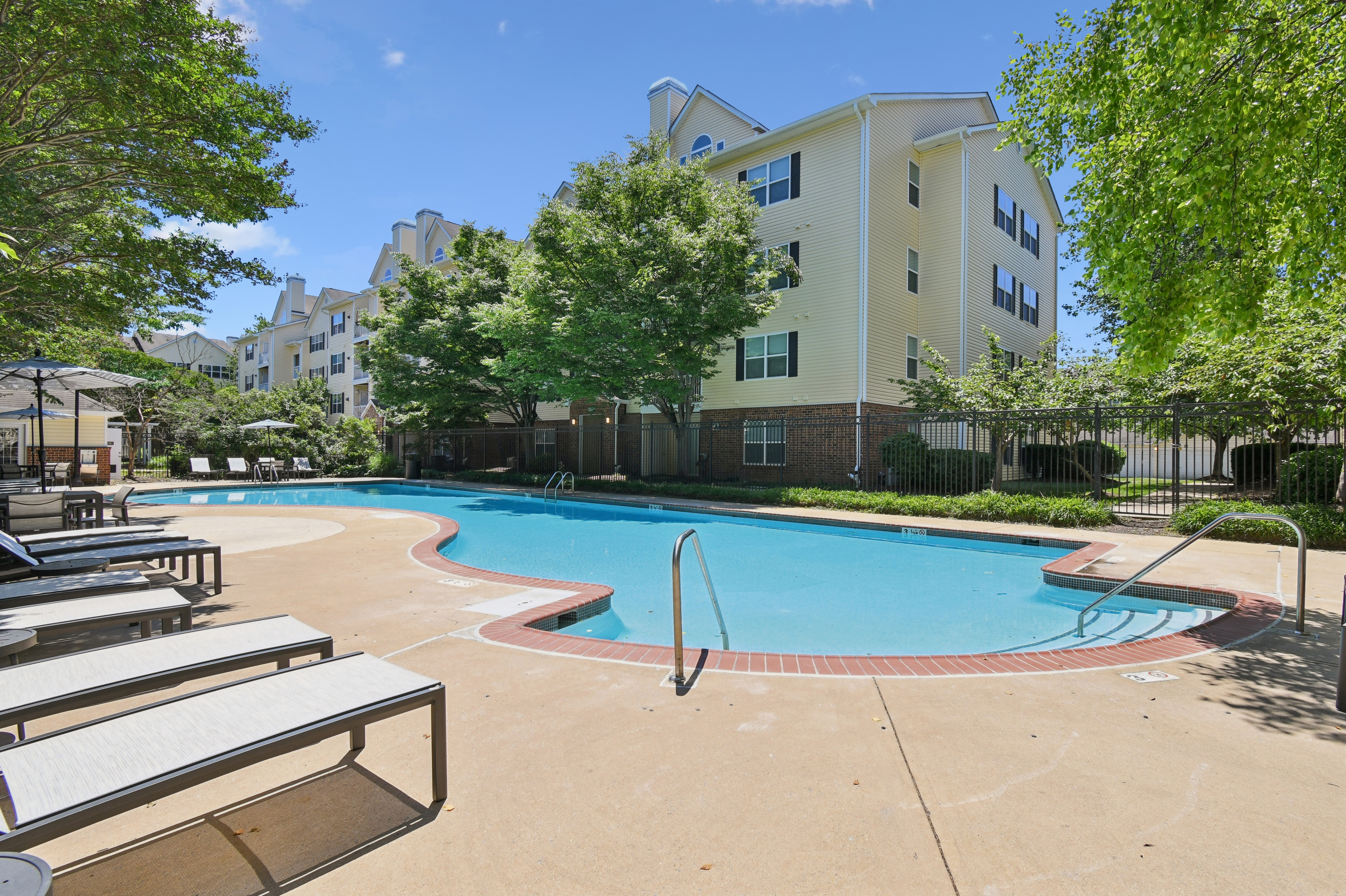 Pool at Eaves Washingtonian Center (1 of 3)