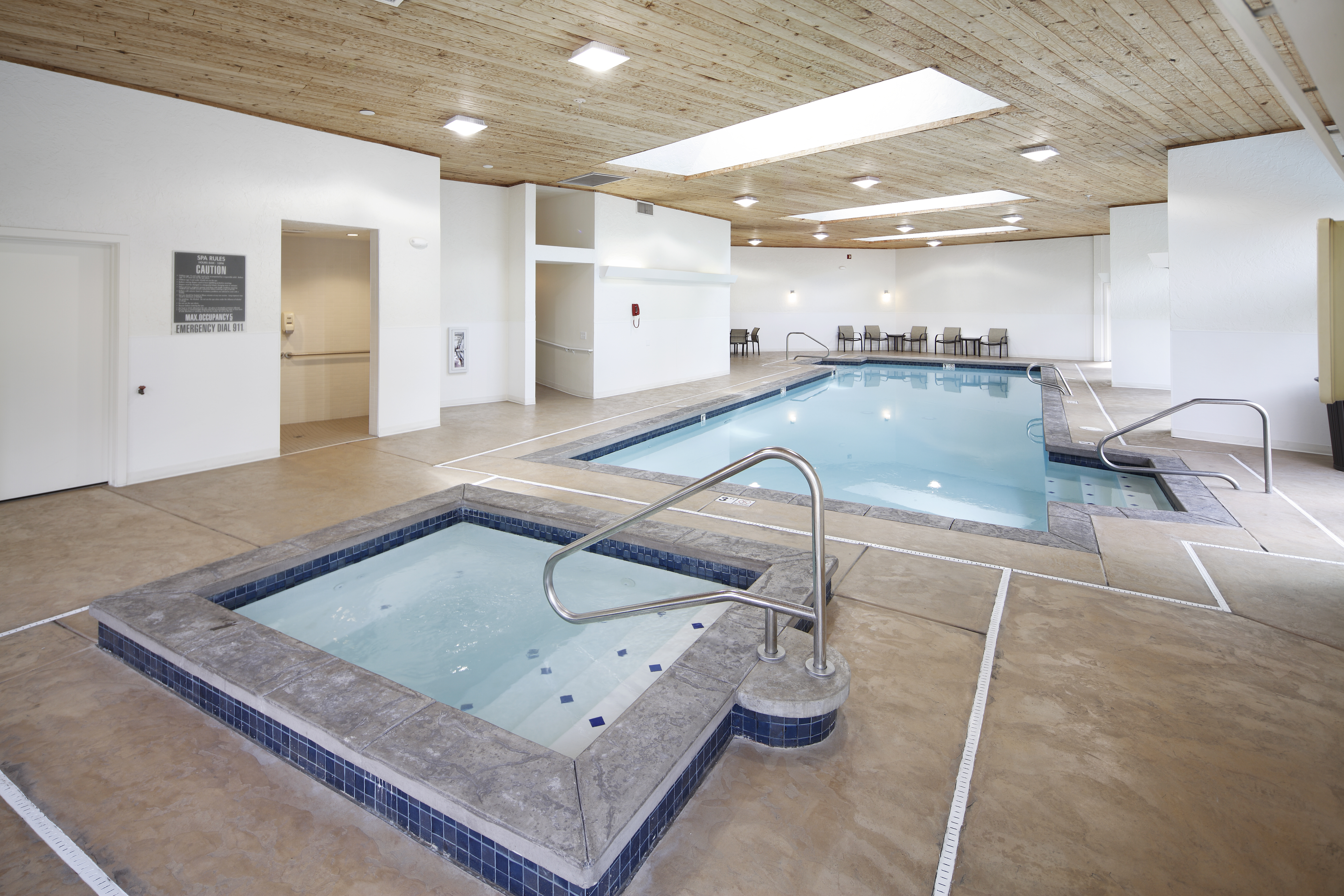 Pool at Eaves Redmond Campus (3 of 5)