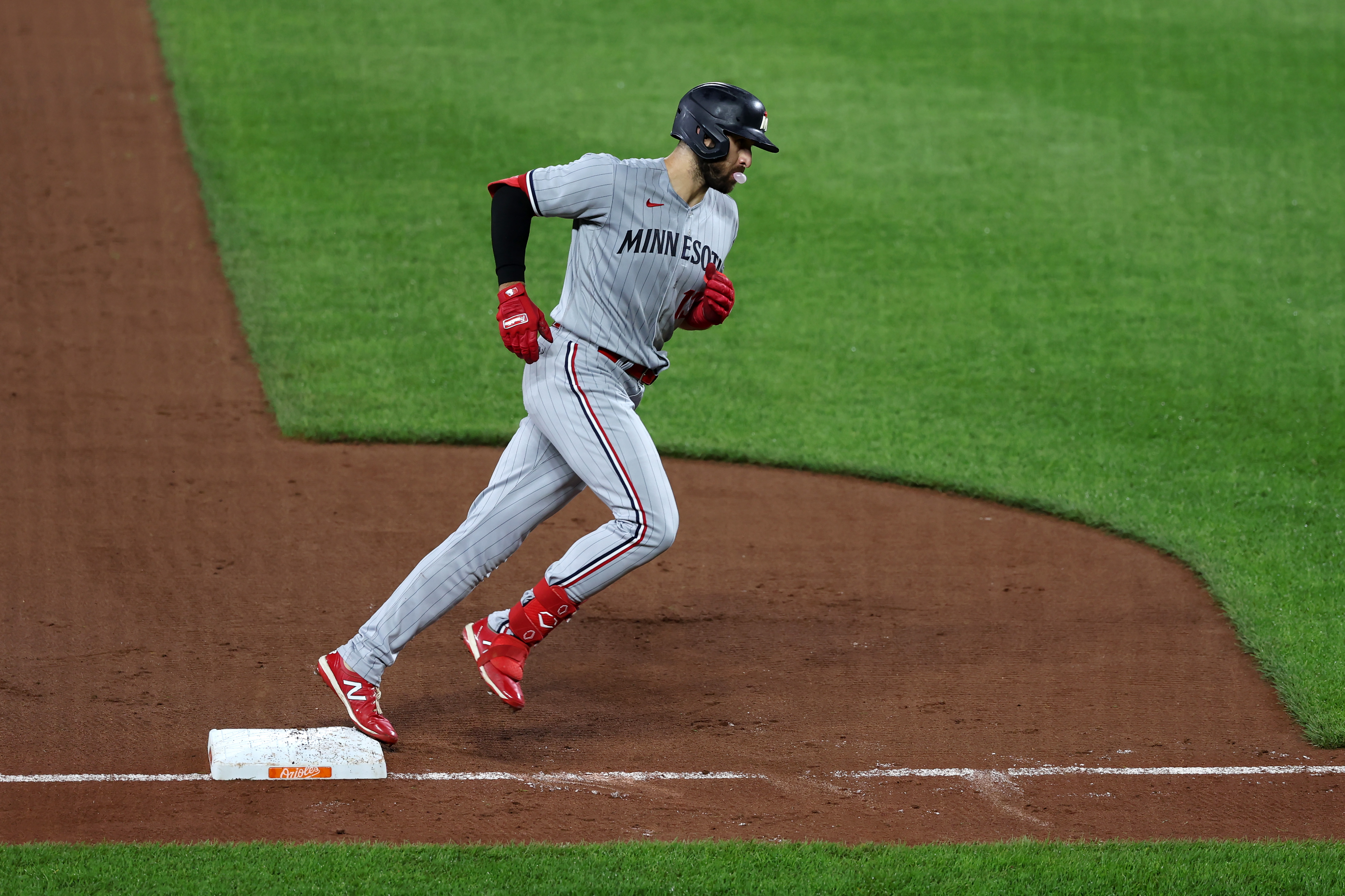 Anthony Santander hits 2 homers to back Dean Kremer as the Orioles