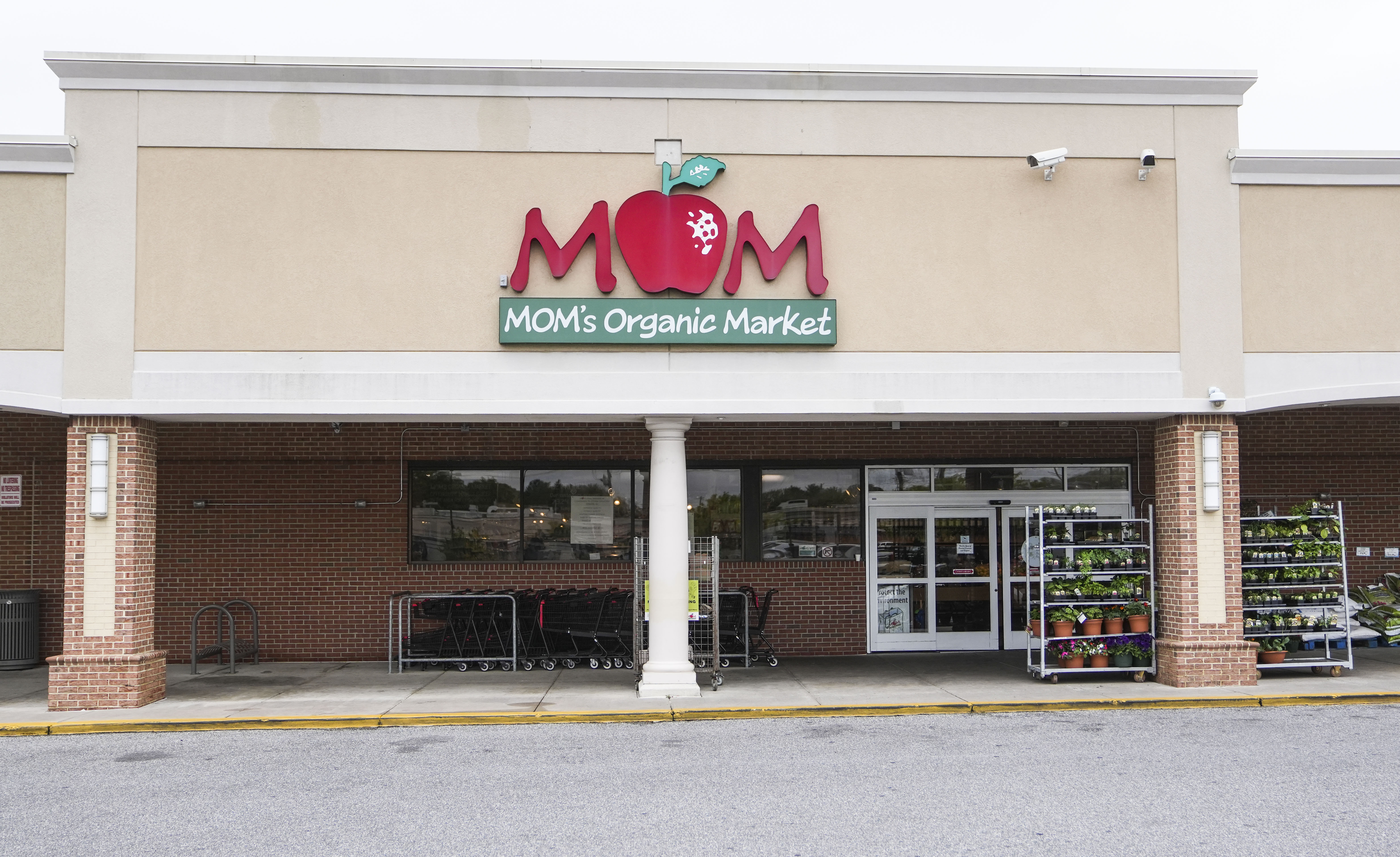 MOM's Organic Market bans employees from wearing face masks while working