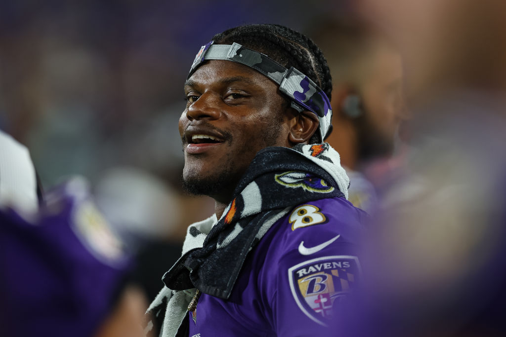 Lamar Jackson picks up & signs a fan's pay 'em sign 