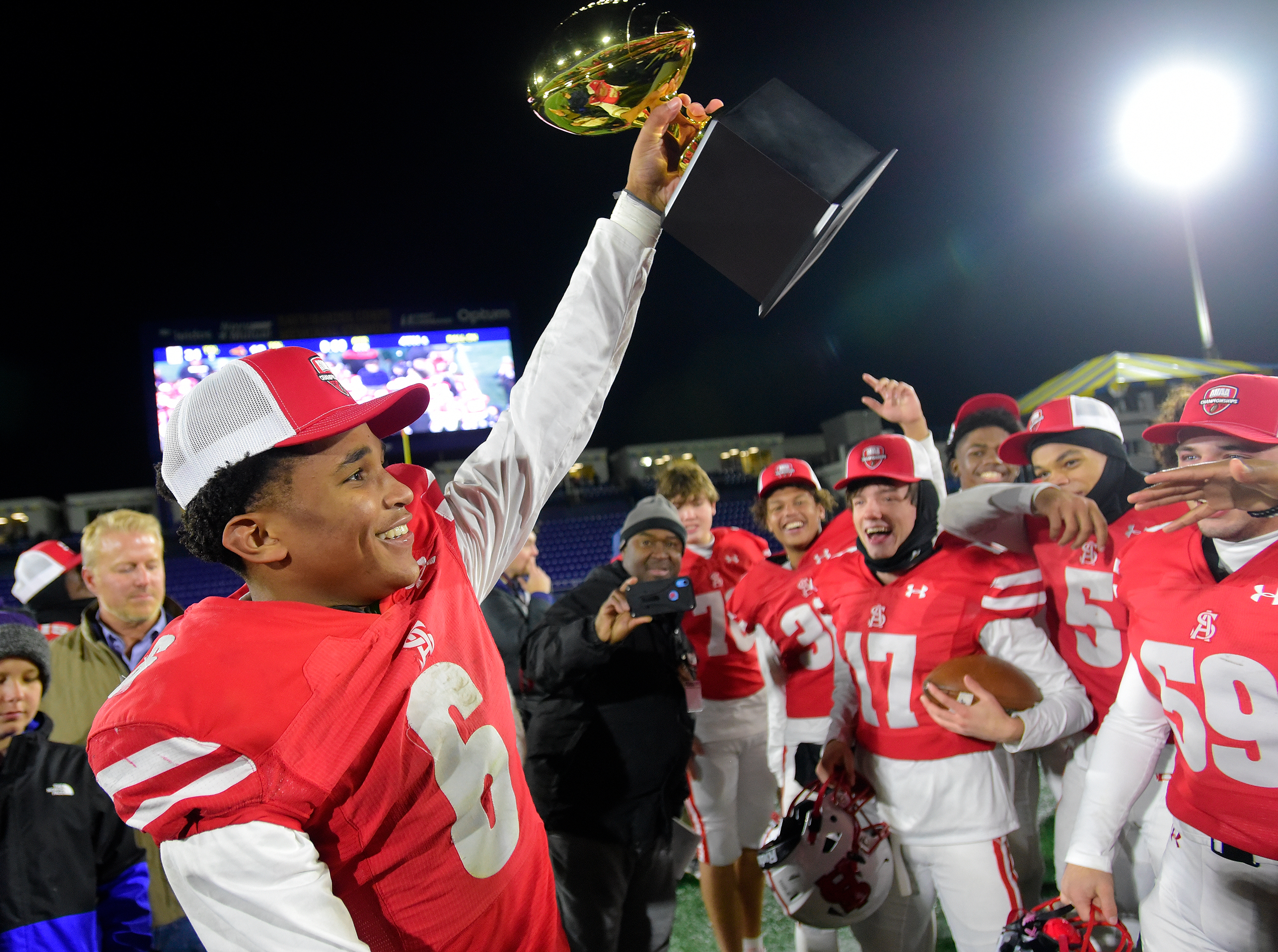 Spalding football rallies for 35-21 victory over Mount Saint Joseph, locks  down top seed in MIAA A Conference playoffs