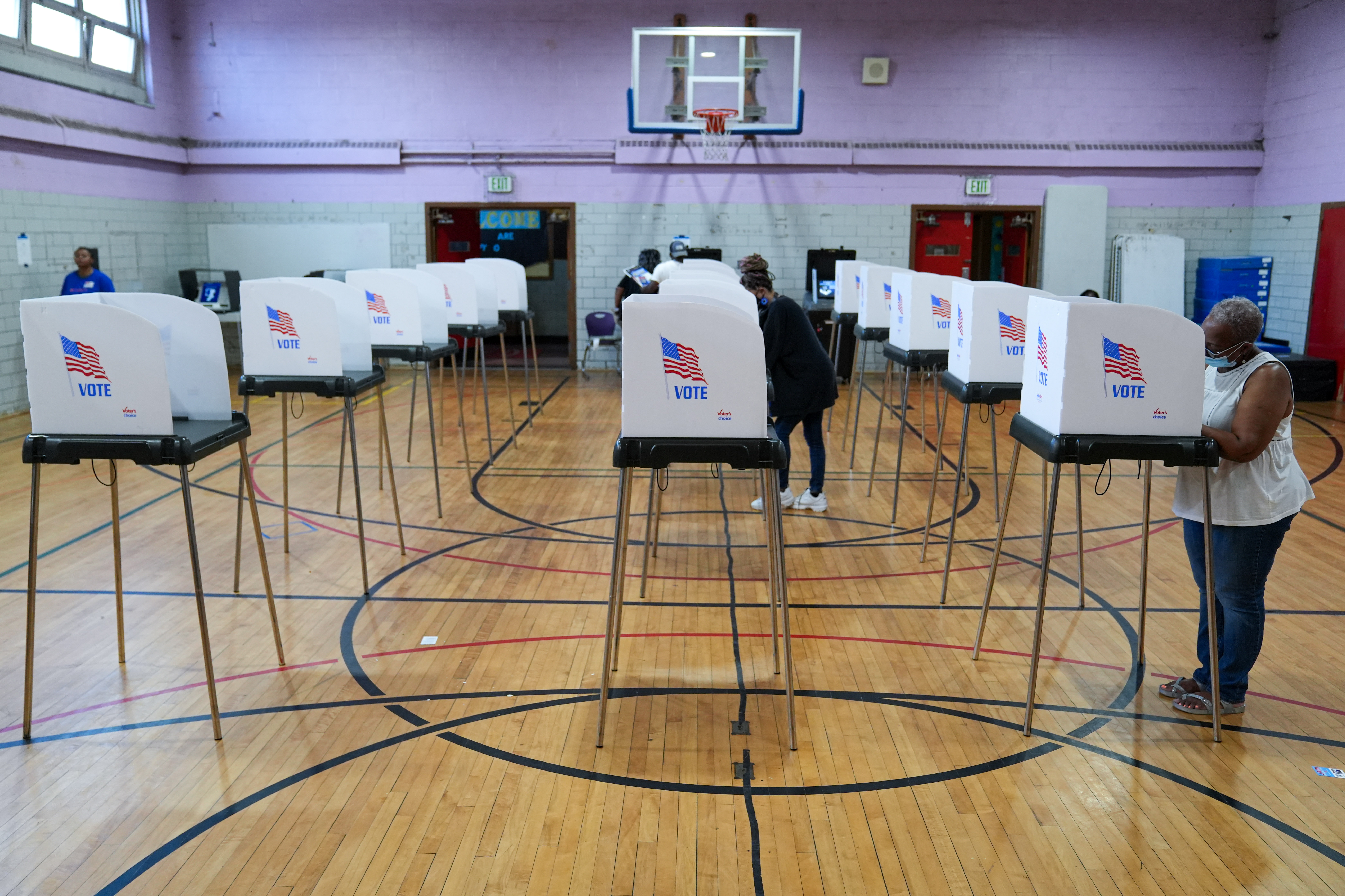 7/19/22—Voters fill out their ballots inside Hazelwood Elementary/Middle School during Maryland’s primary election on Tuesday, July 19.