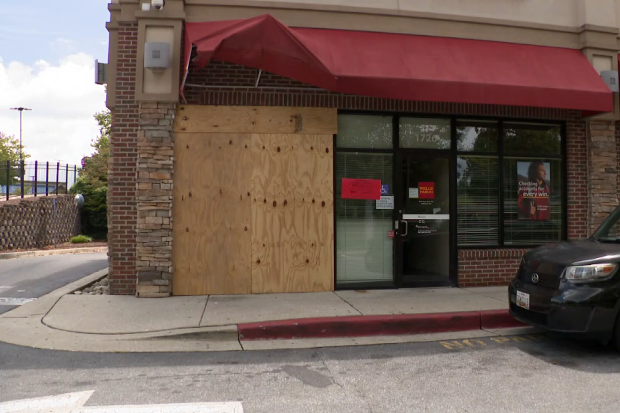 Thieves use excavator to smash through Wells Fargo Bank in Northeast Baltimore